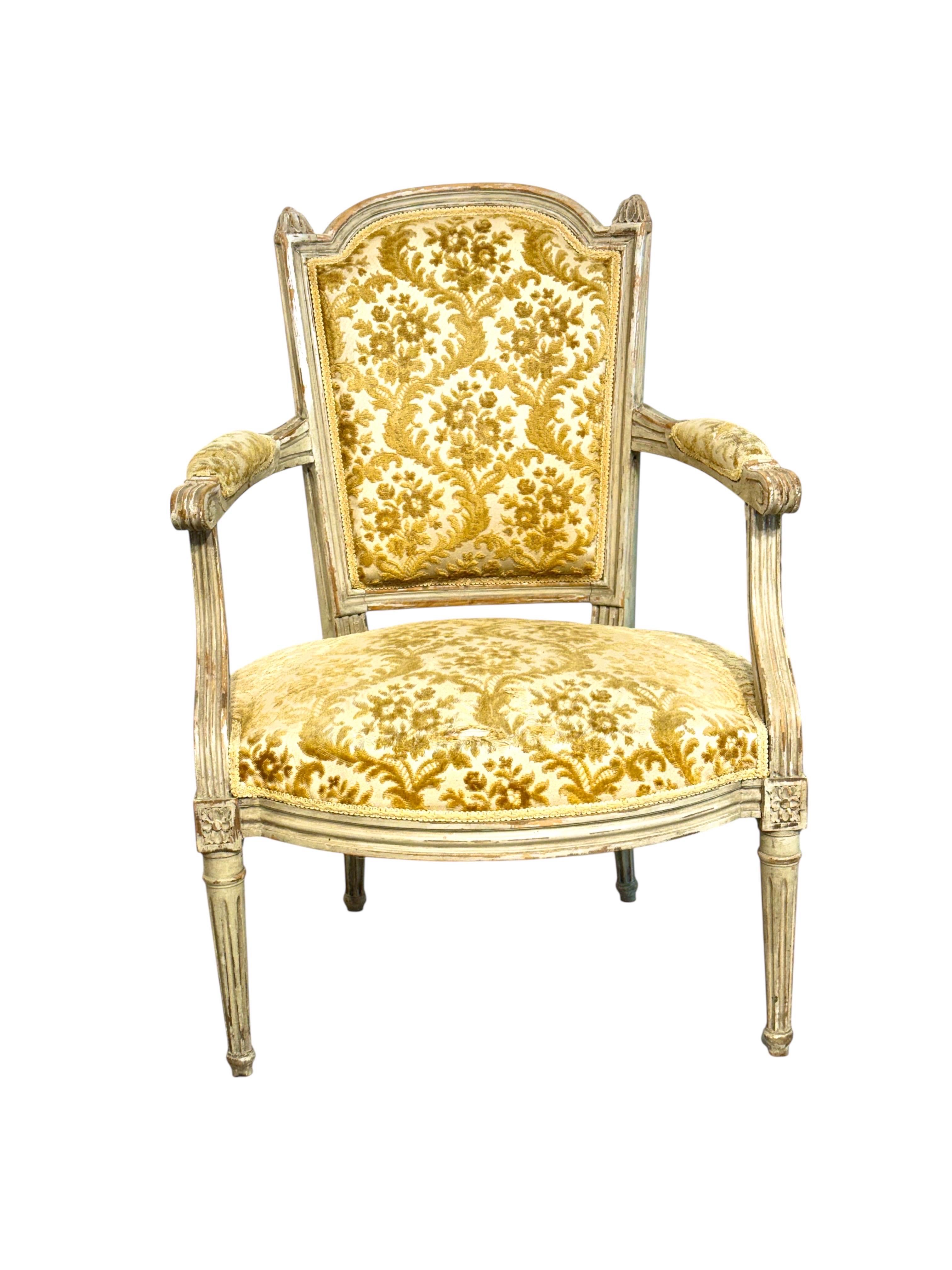 Ce fauteuil français raffiné du XIXe siècle est un exemple gracieux du style Louis XVI. Il se distingue par son dossier 