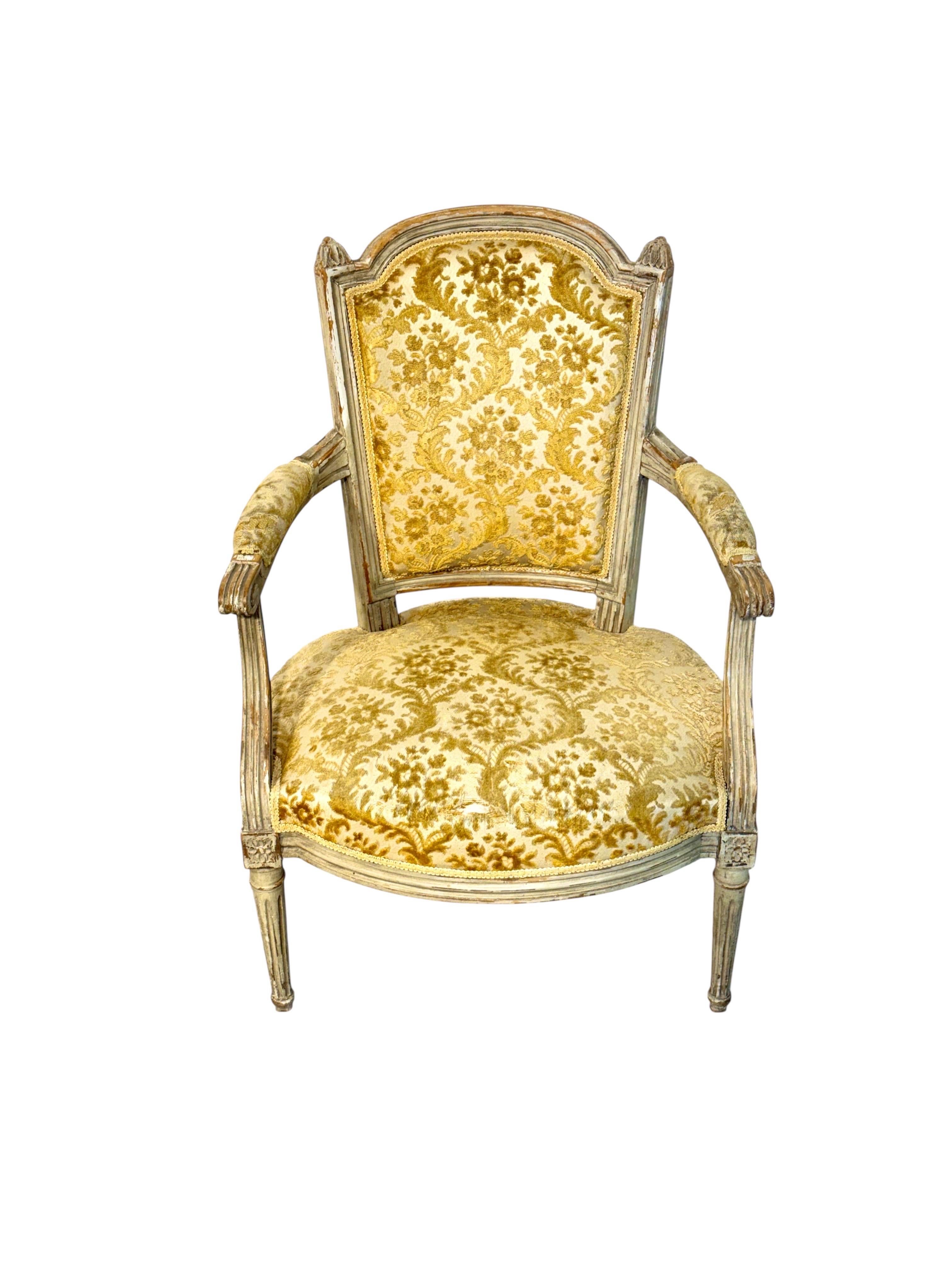 Français Fauteuil de style Louis XVI du 19ème siècle avec dossier en Chapeau de Gendarme en vente
