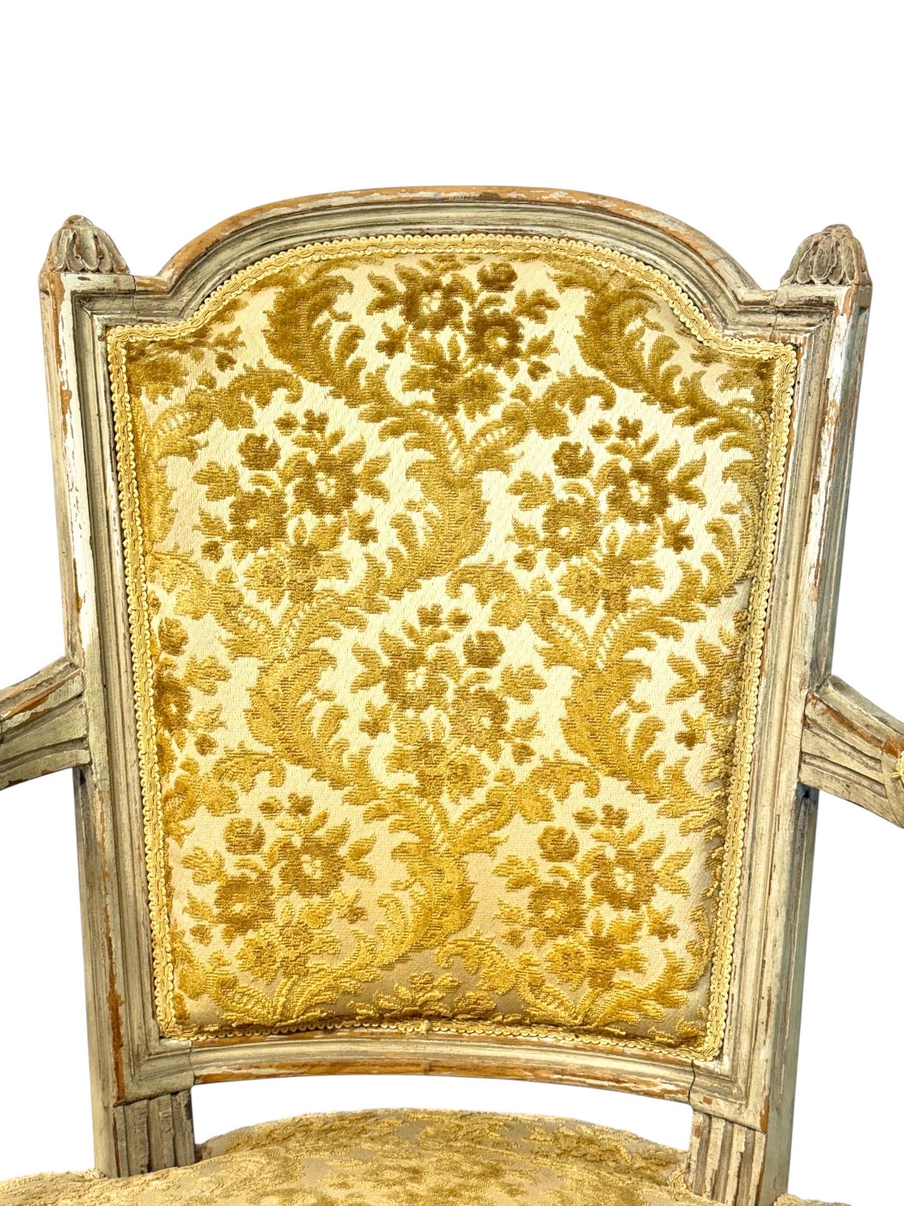 Laqué Fauteuil de style Louis XVI du 19ème siècle avec dossier en Chapeau de Gendarme en vente