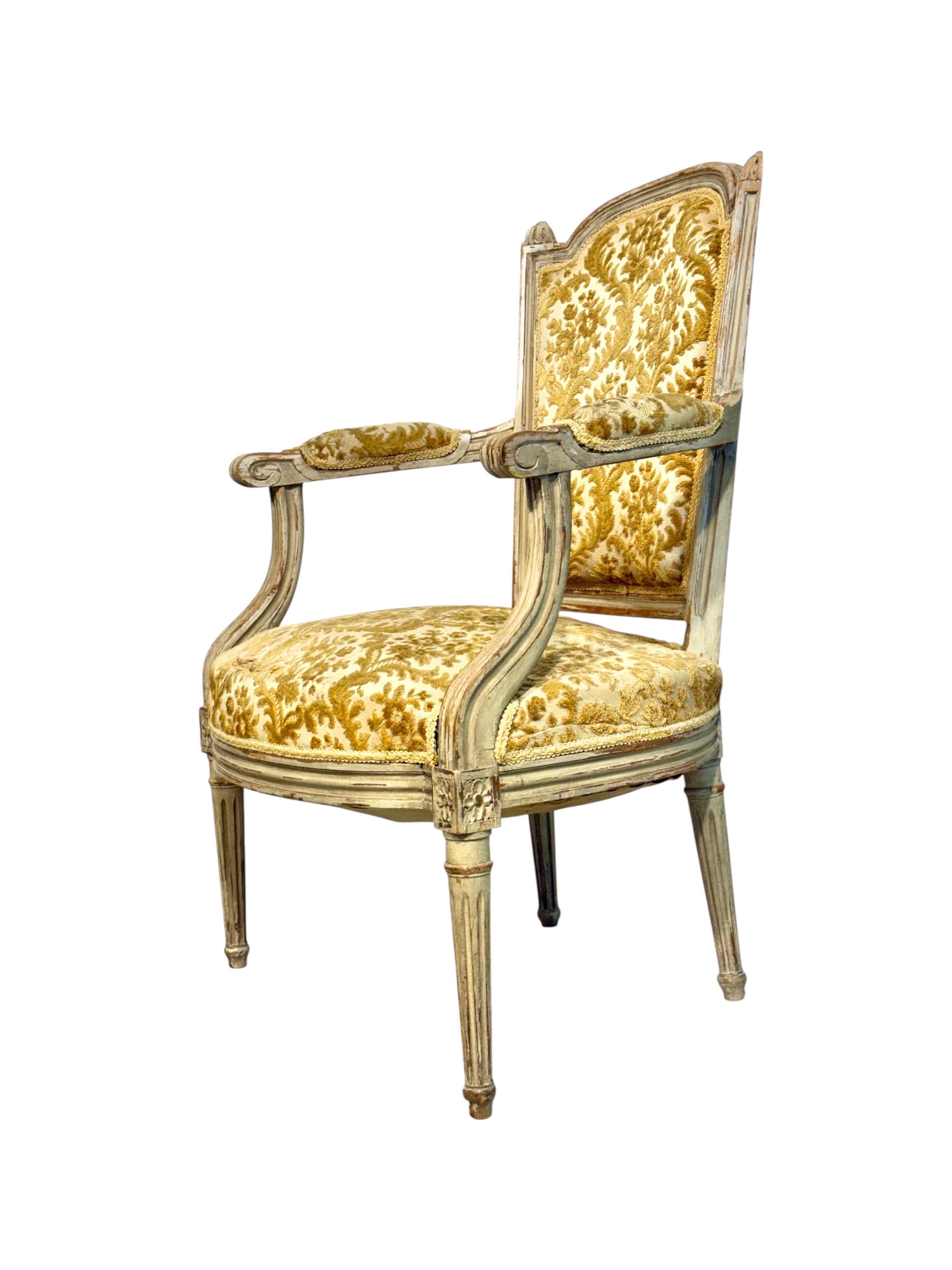 Fauteuil de style Louis XVI du 19ème siècle avec dossier en Chapeau de Gendarme Bon état - En vente à LA CIOTAT, FR