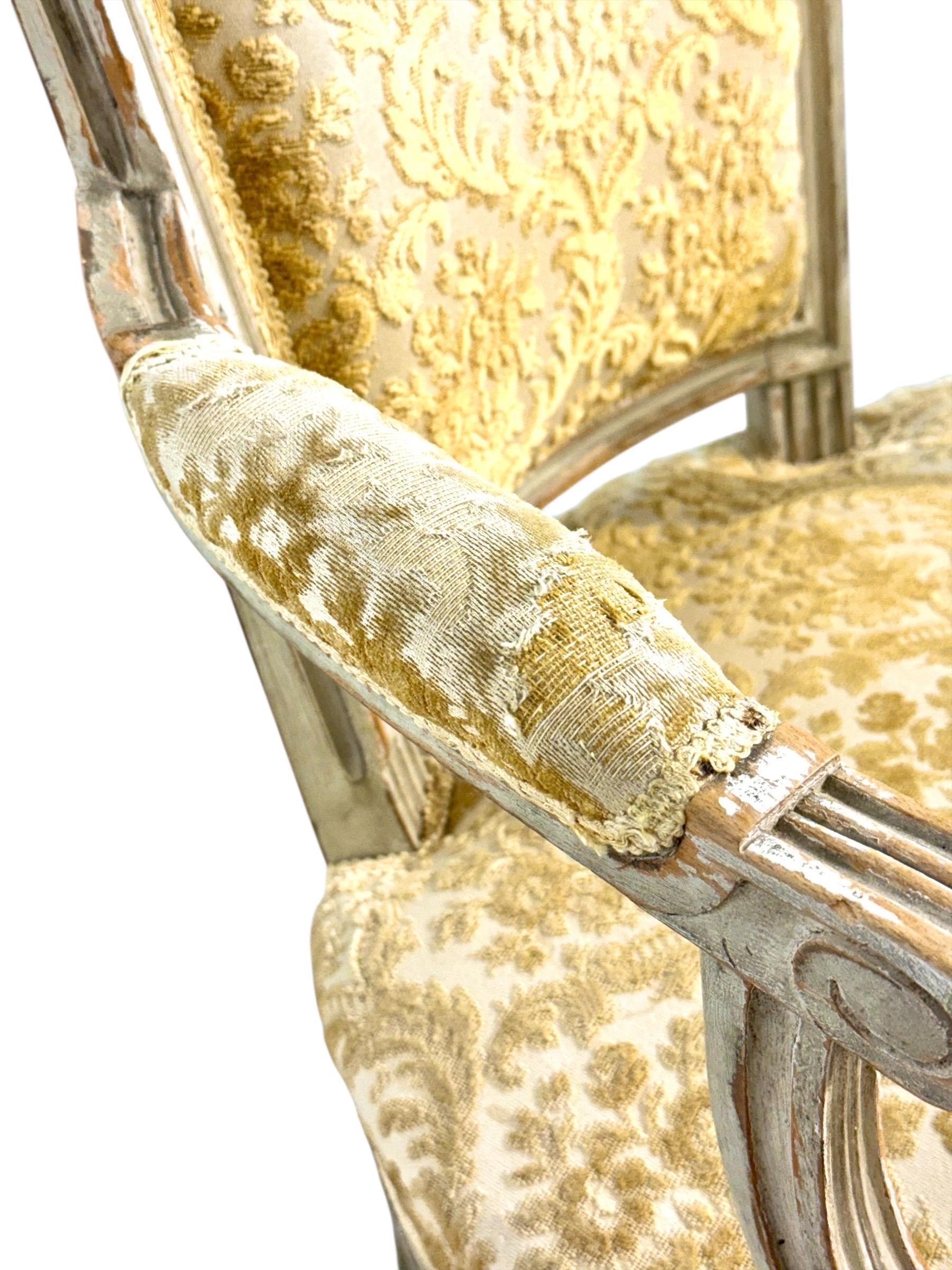 XIXe siècle Fauteuil de style Louis XVI du 19ème siècle avec dossier en Chapeau de Gendarme en vente