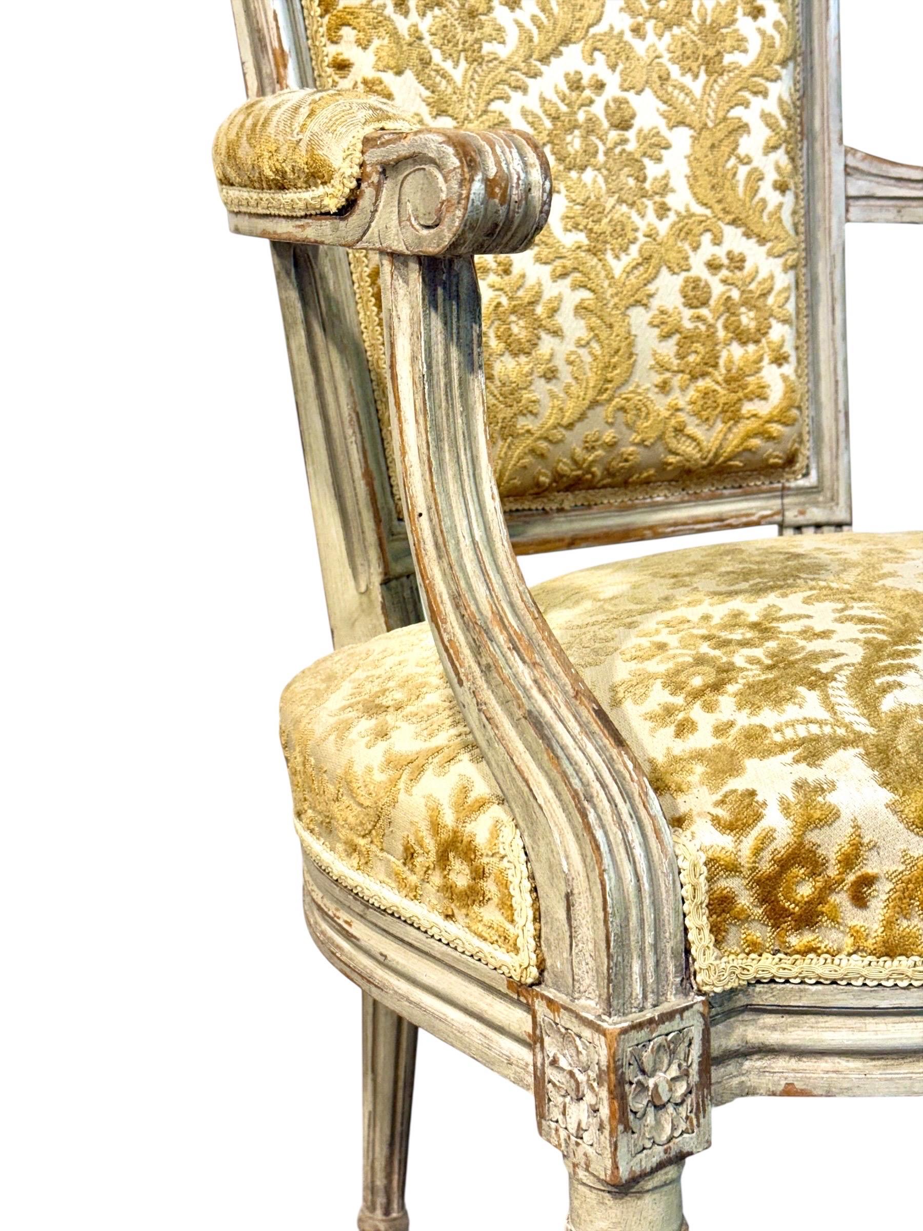 Damas Fauteuil de style Louis XVI du 19ème siècle avec dossier en Chapeau de Gendarme en vente