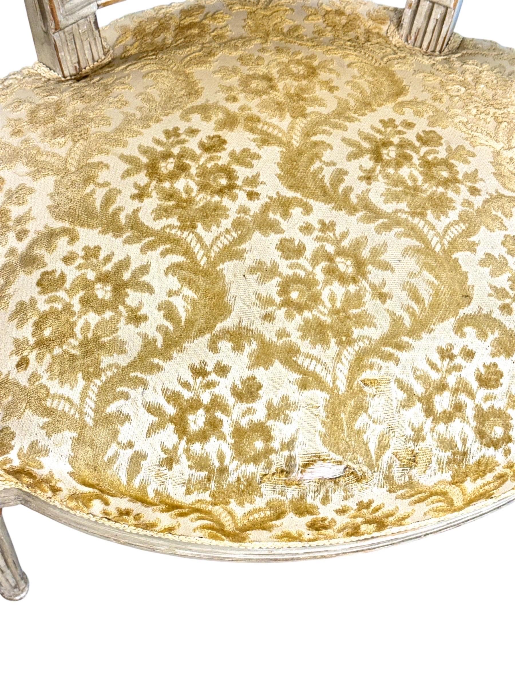 Fauteuil de style Louis XVI du 19ème siècle avec dossier en Chapeau de Gendarme en vente 1