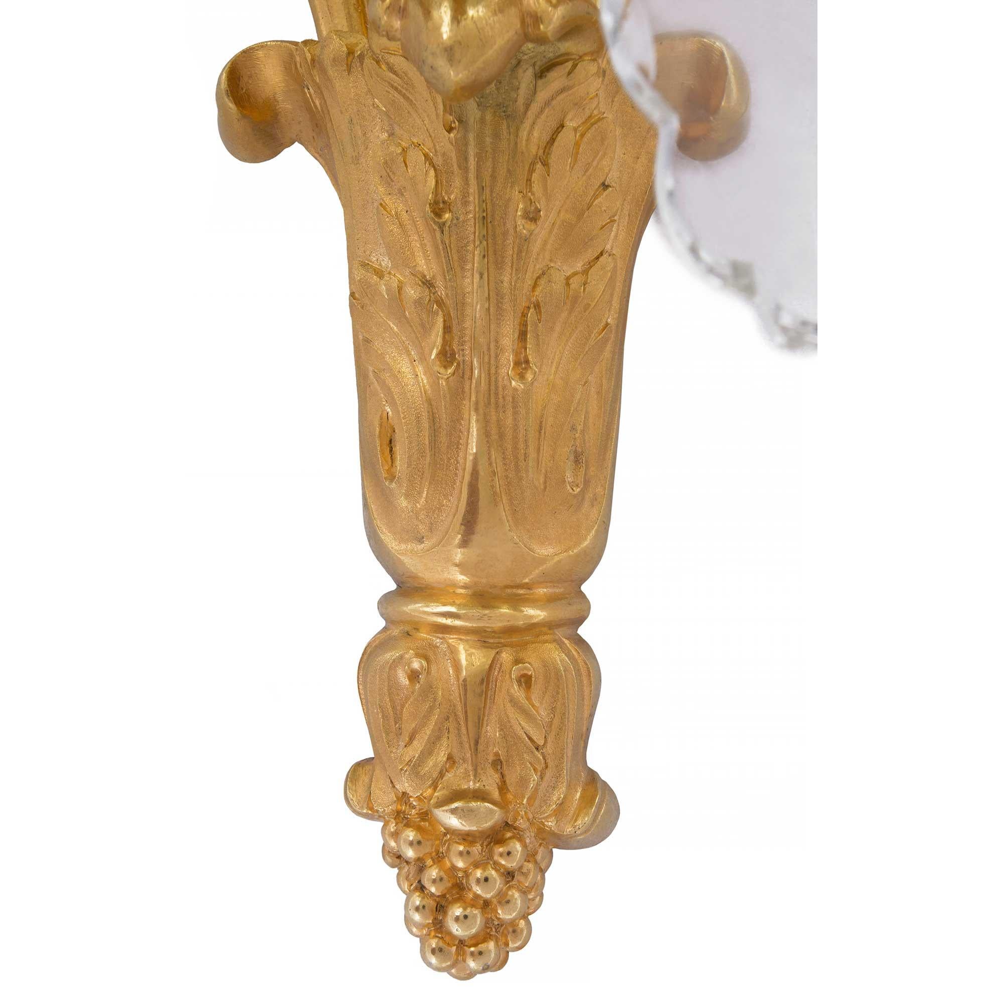 Appliques à trois lumières de style Louis XVI du XIXe siècle en cristal de Baccarat et bronze doré en vente 1