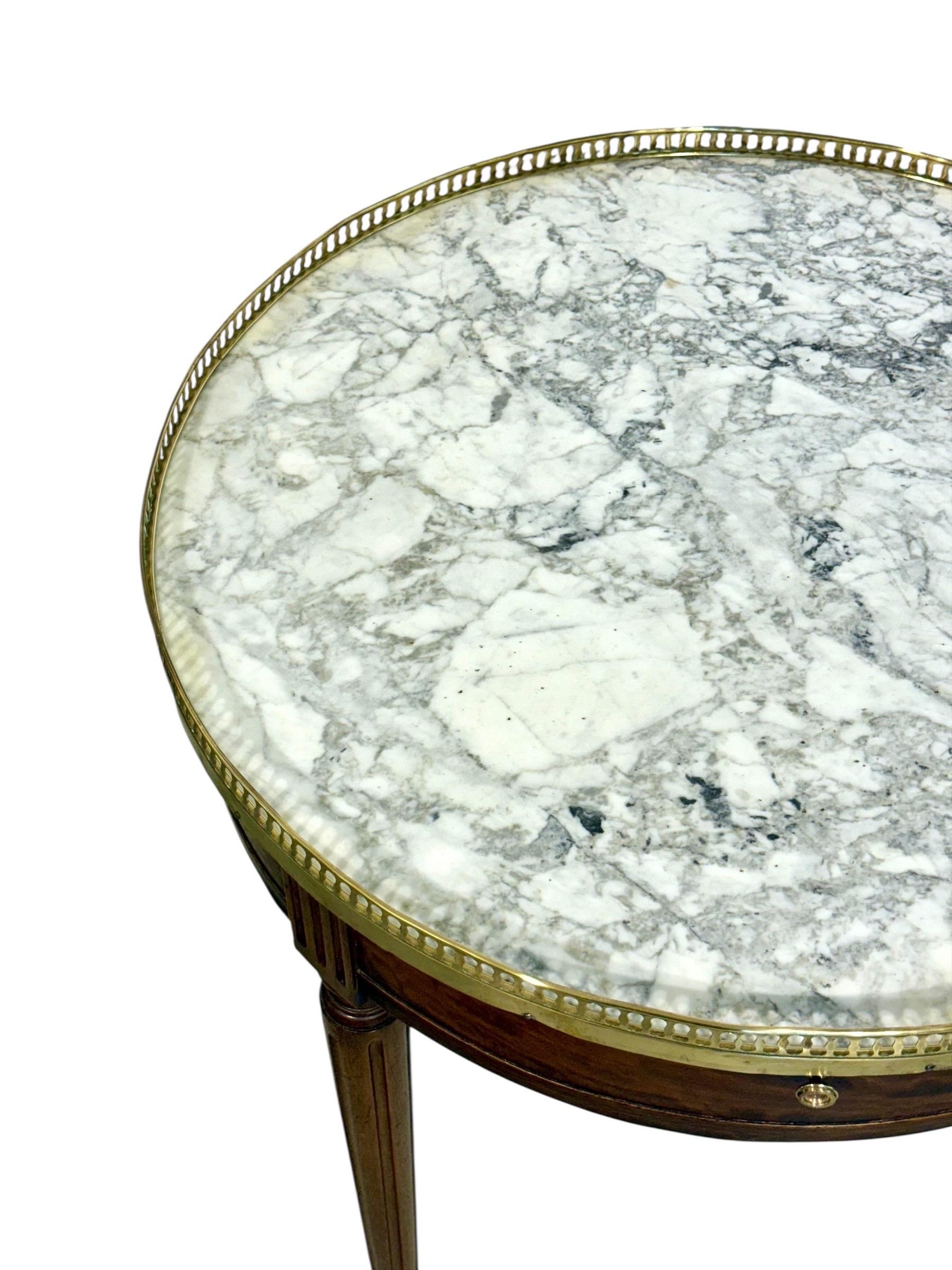 Table Bouillotte du 19ème siècle de style Louis XVI avec plateau en marbre et galerie en laiton en vente 3