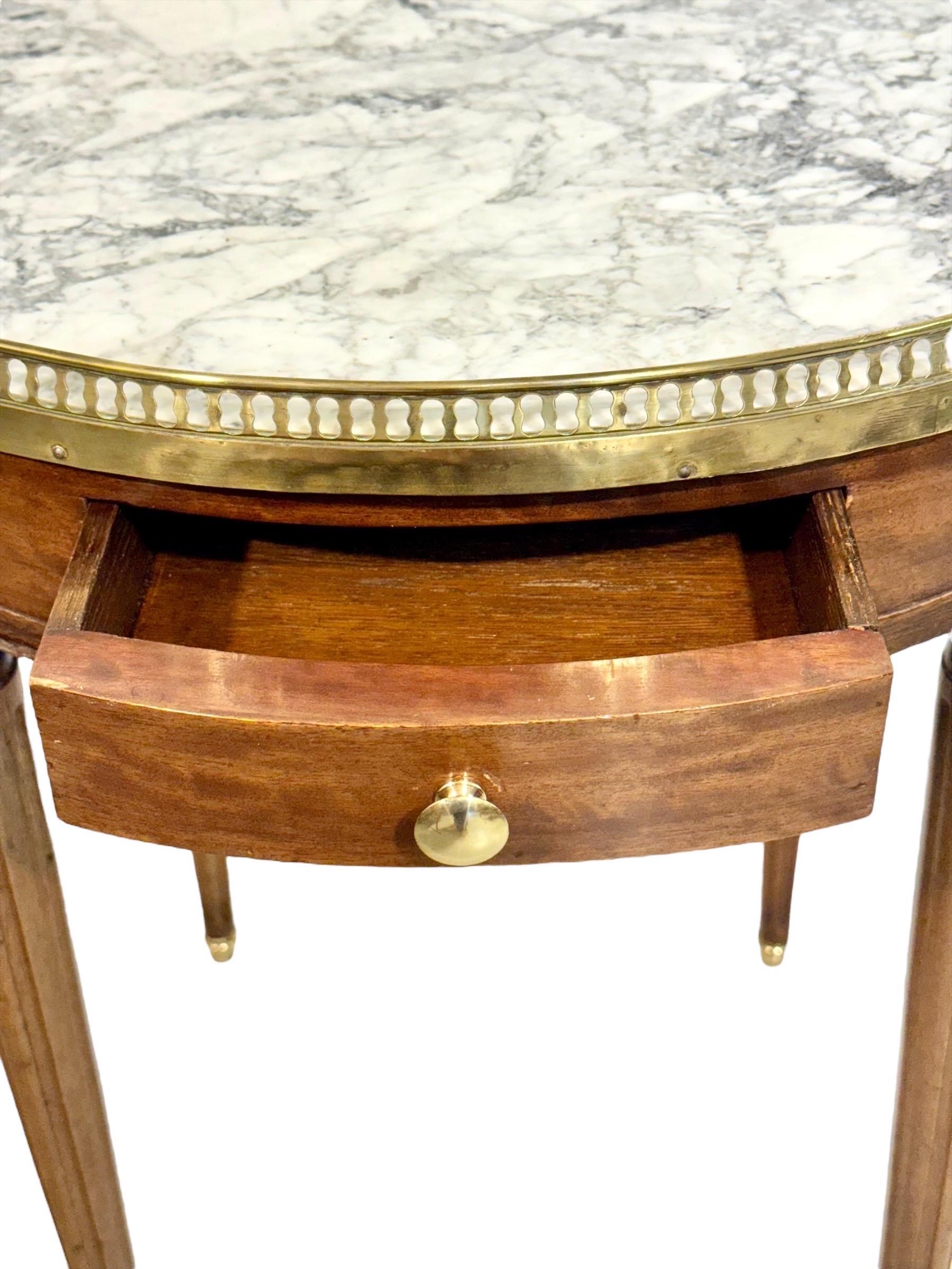Table Bouillotte du 19ème siècle de style Louis XVI avec plateau en marbre et galerie en laiton en vente 4