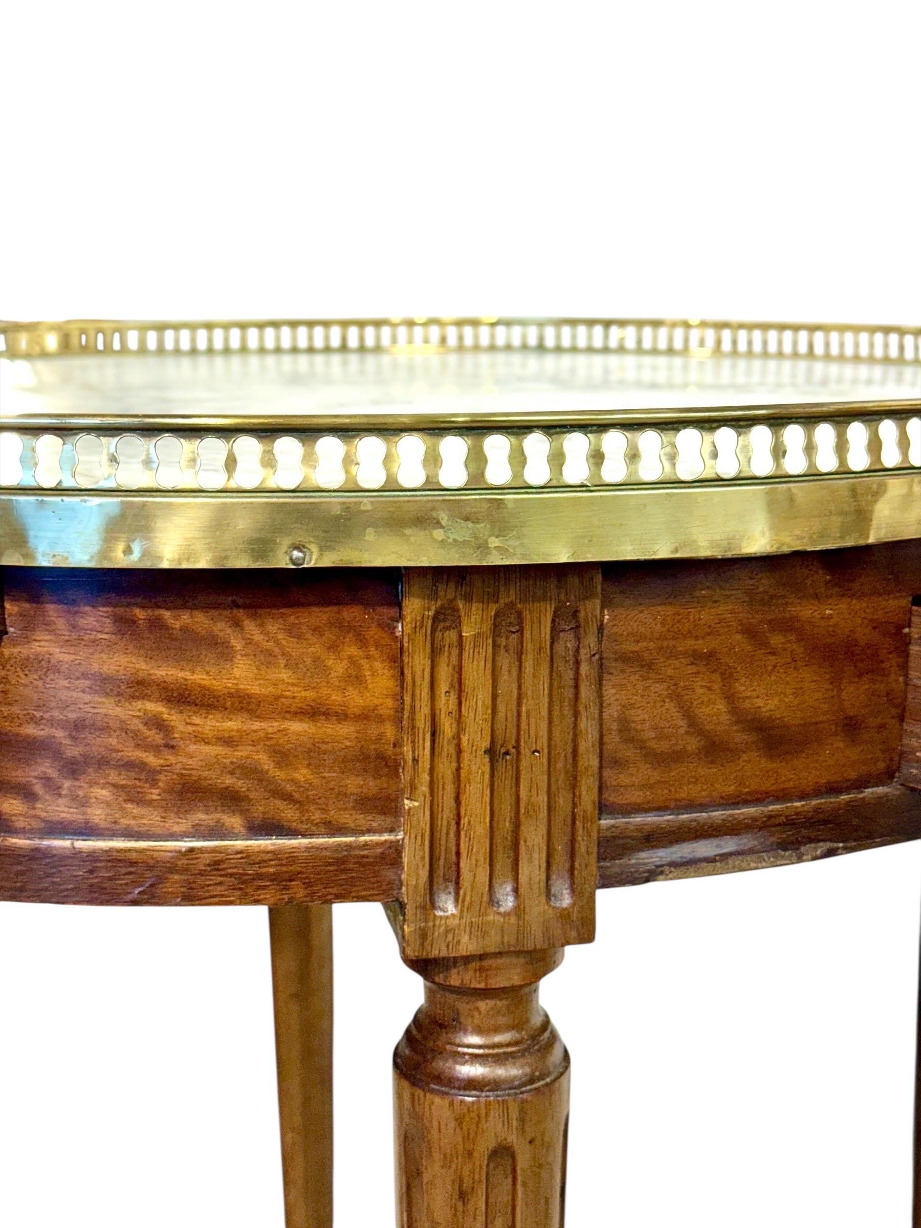 Table Bouillotte du 19ème siècle de style Louis XVI avec plateau en marbre et galerie en laiton en vente 6