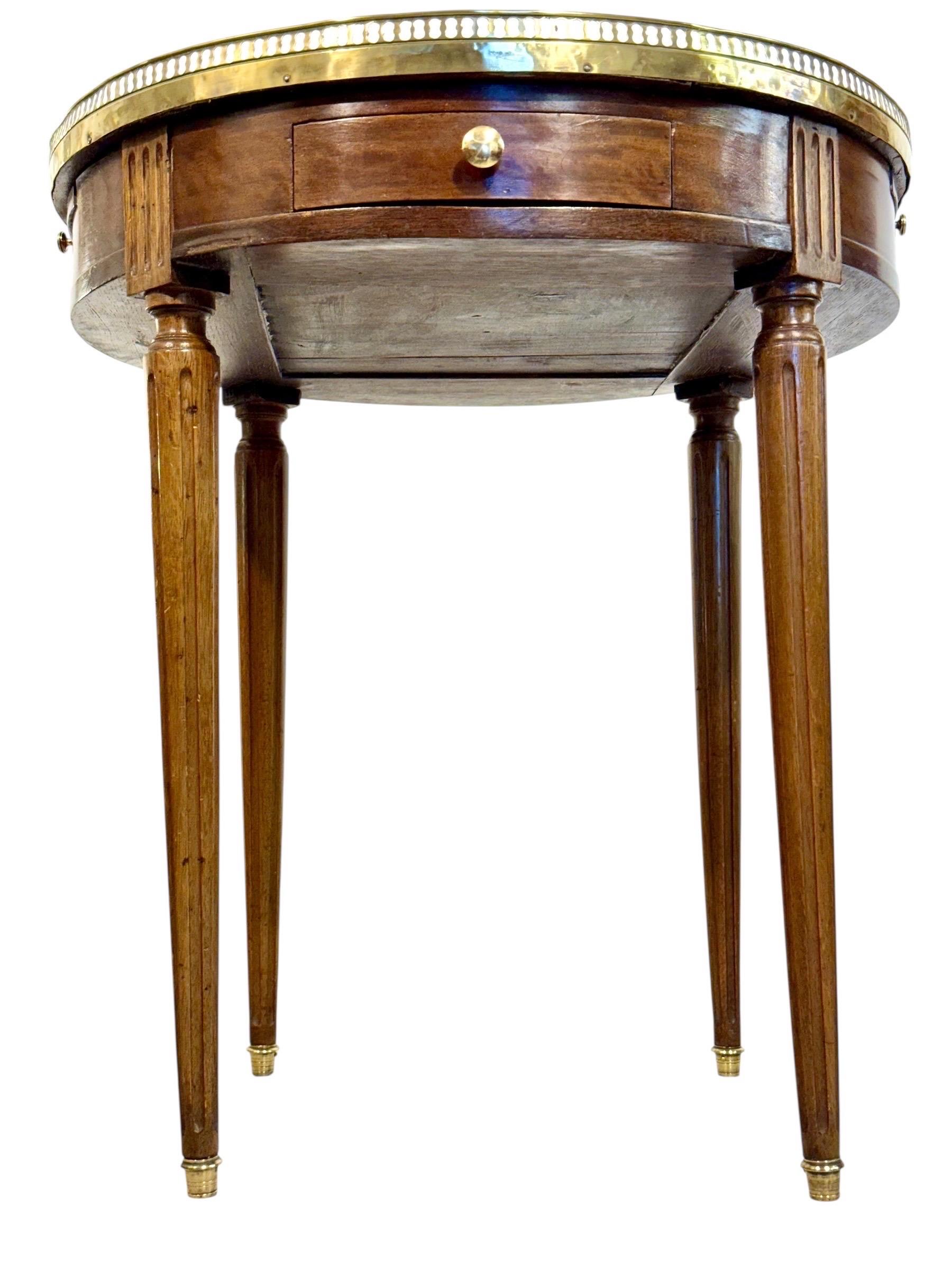 Table Bouillotte du 19ème siècle de style Louis XVI avec plateau en marbre et galerie en laiton en vente 7