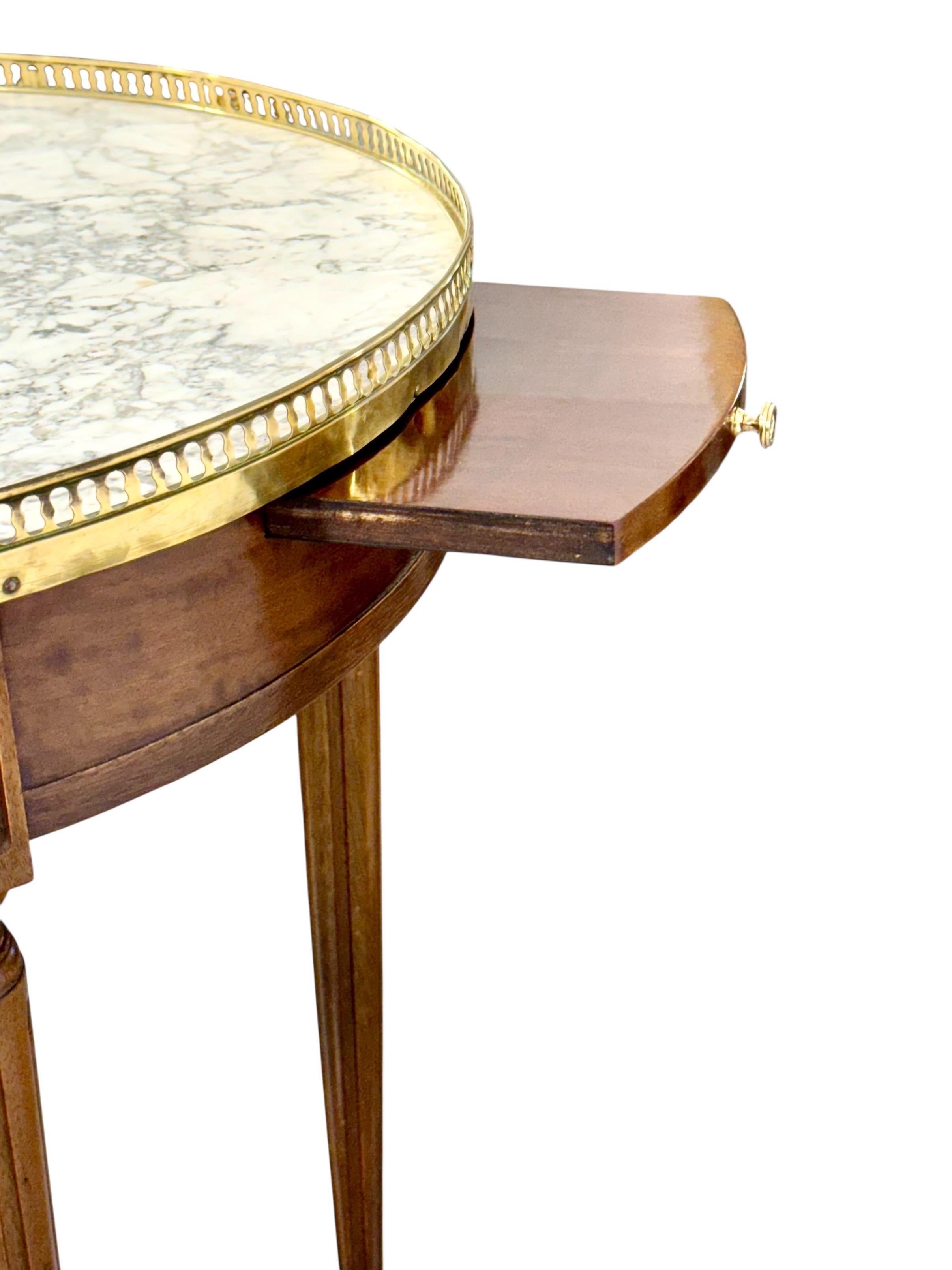 Table Bouillotte du 19ème siècle de style Louis XVI avec plateau en marbre et galerie en laiton en vente 8