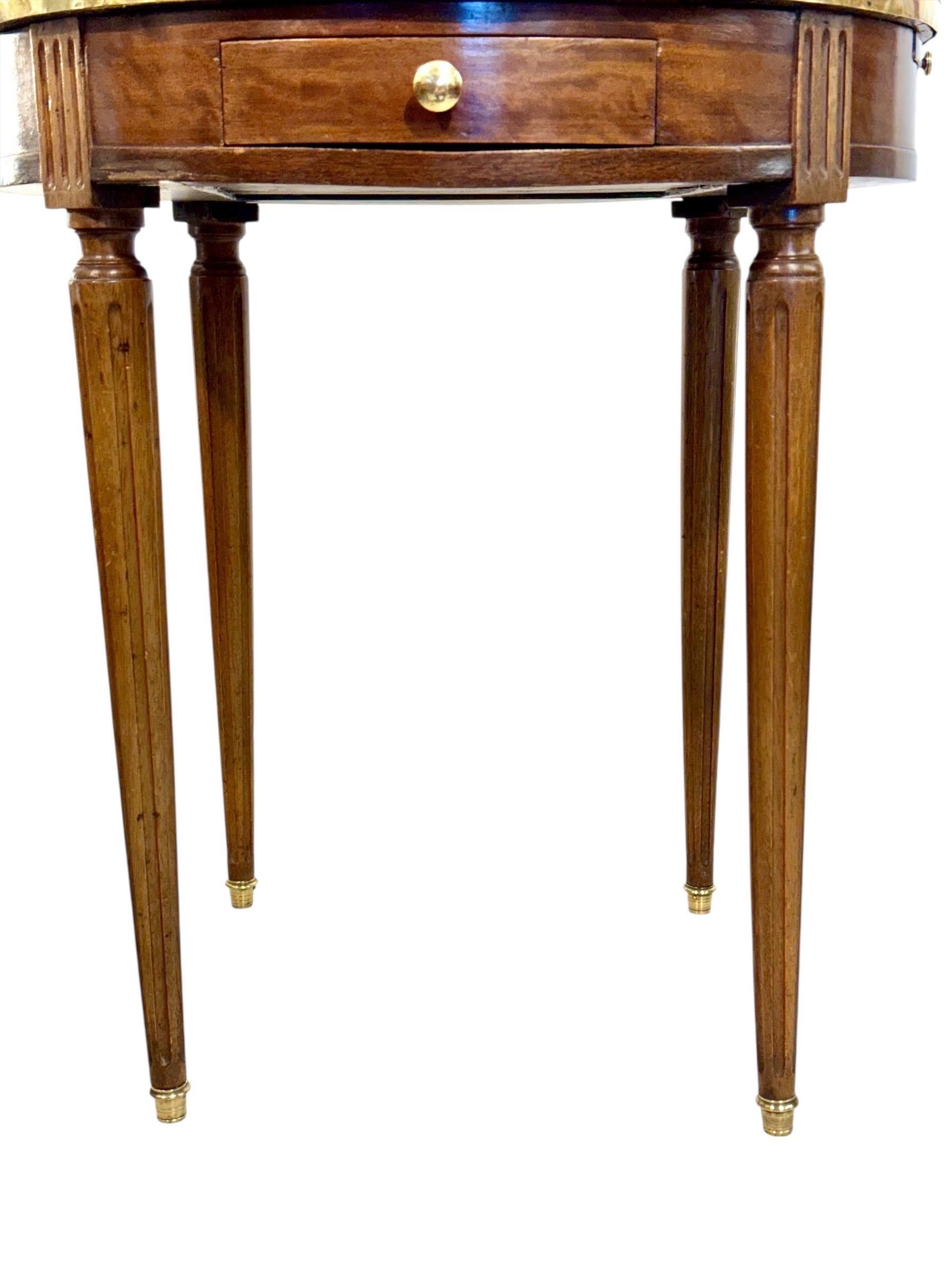 Table Bouillotte du 19ème siècle de style Louis XVI avec plateau en marbre et galerie en laiton en vente 9