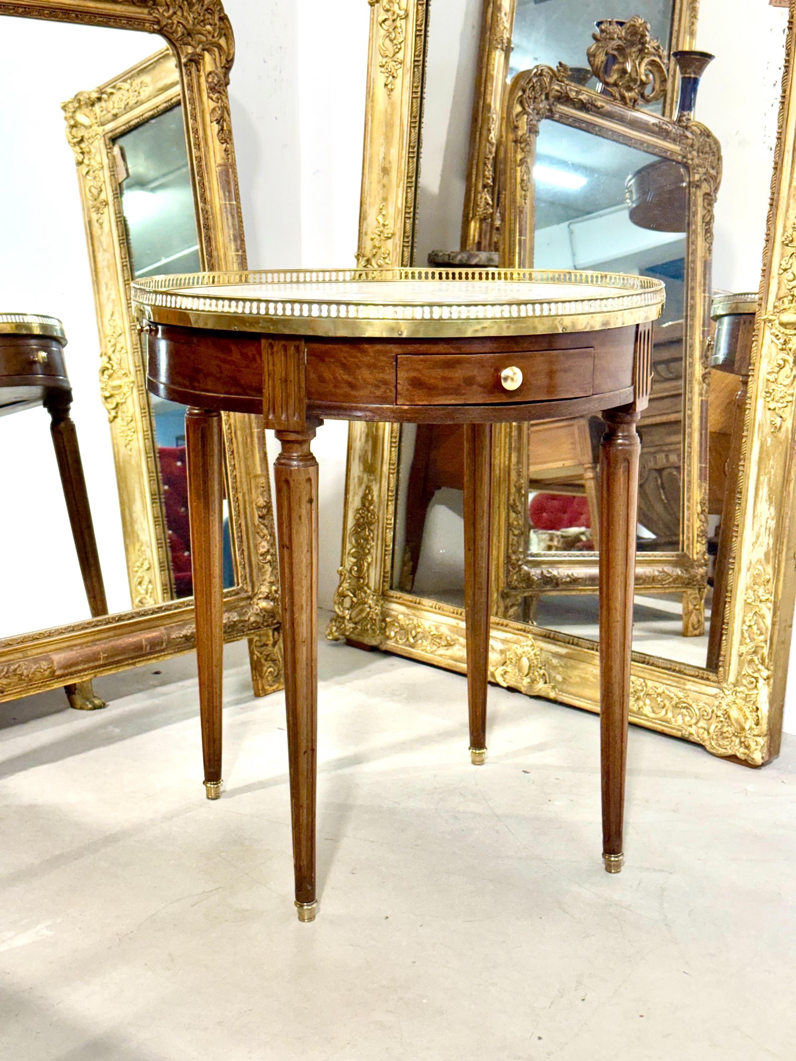 Table Bouillotte du 19ème siècle de style Louis XVI avec plateau en marbre et galerie en laiton en vente 12
