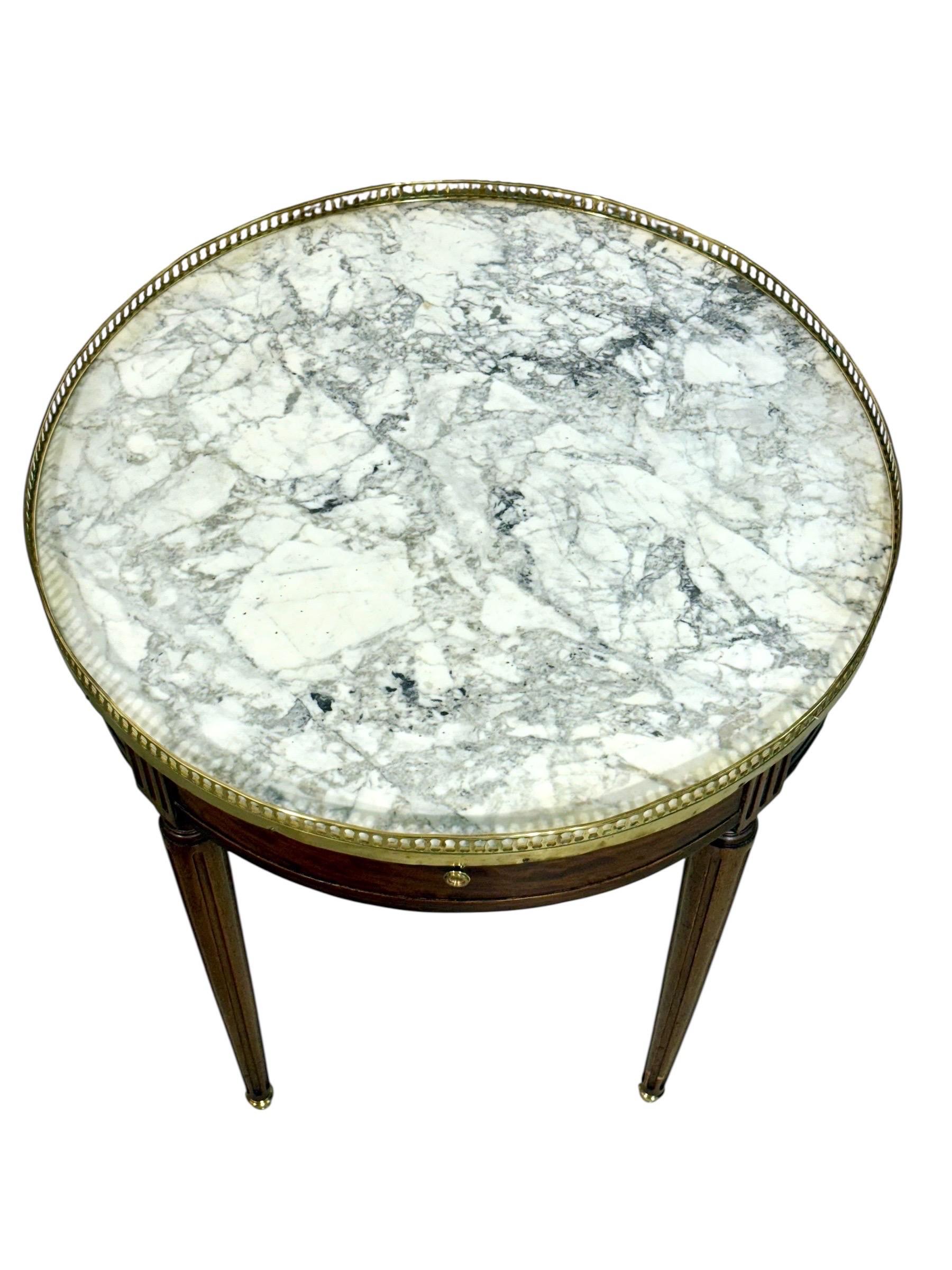 Français Table Bouillotte du 19ème siècle de style Louis XVI avec plateau en marbre et galerie en laiton en vente