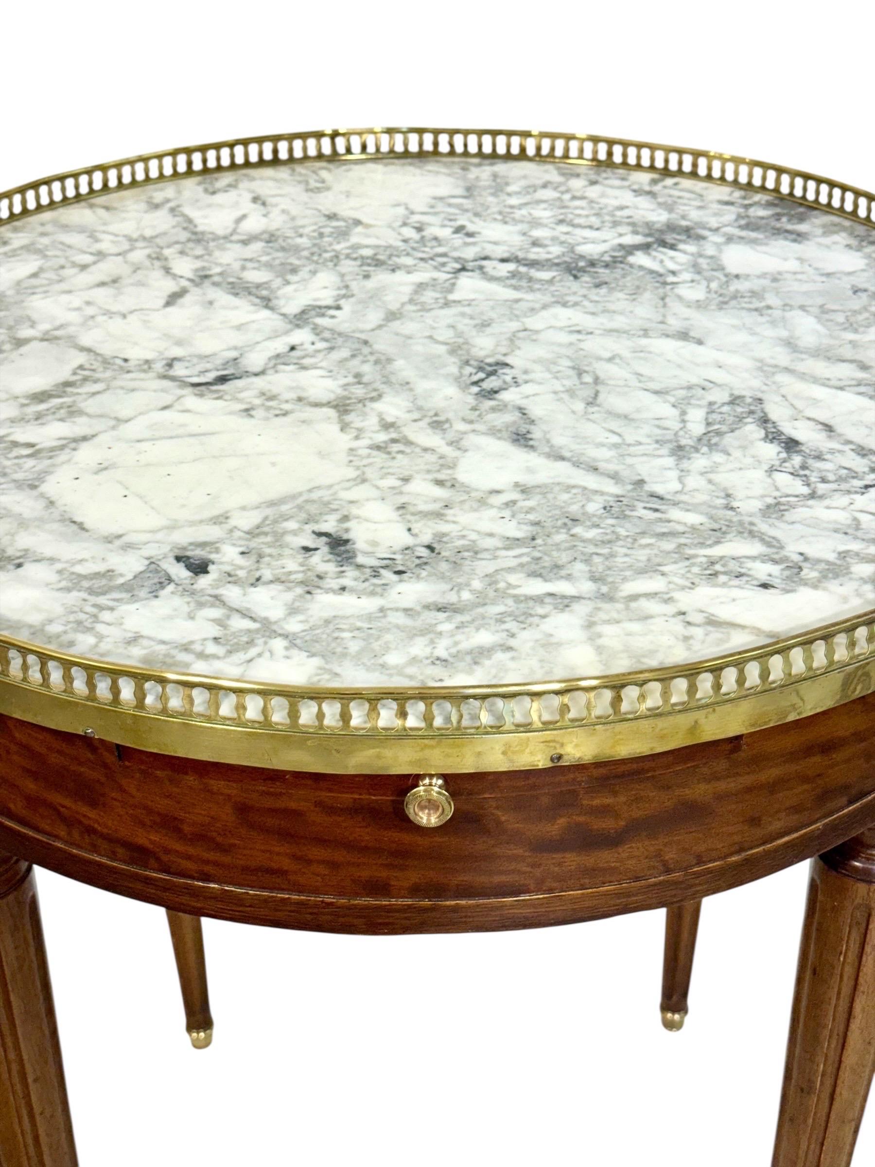 Doré Table Bouillotte du 19ème siècle de style Louis XVI avec plateau en marbre et galerie en laiton en vente