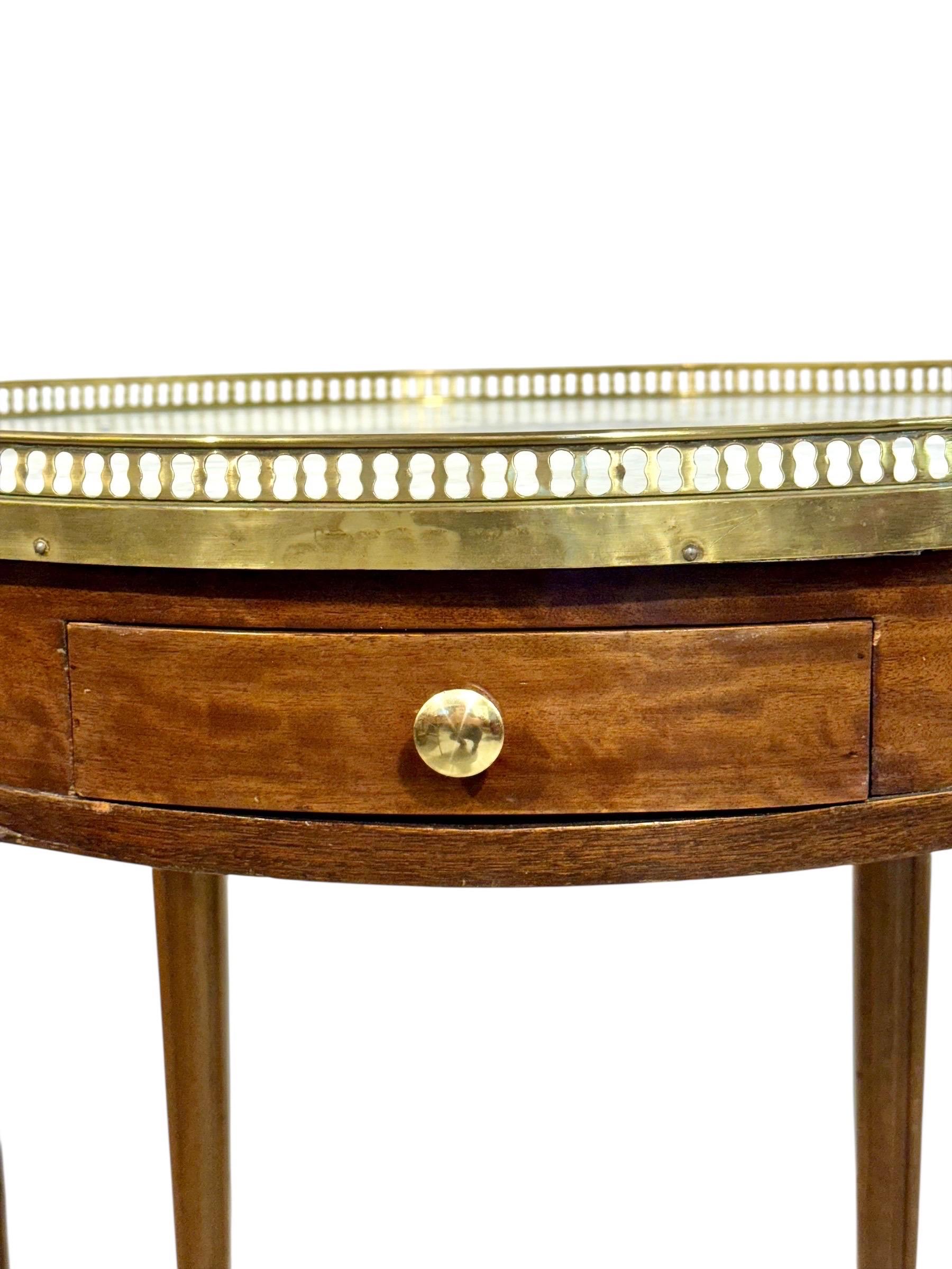 XIXe siècle Table Bouillotte du 19ème siècle de style Louis XVI avec plateau en marbre et galerie en laiton en vente