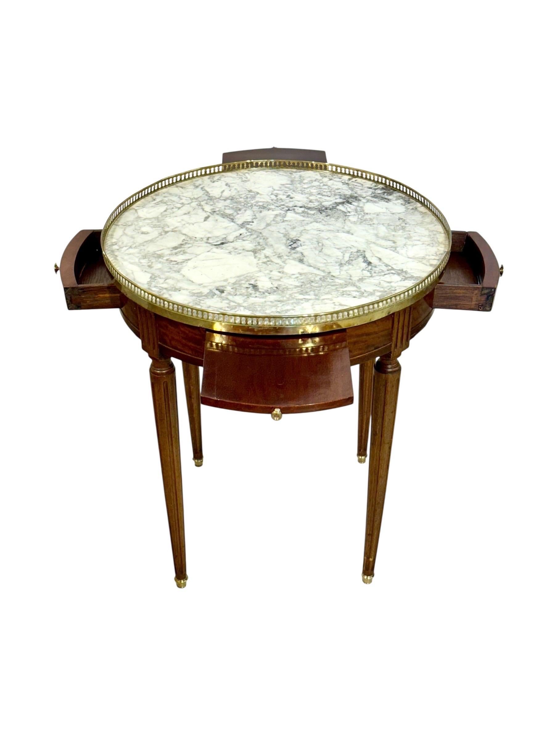 Laiton Table Bouillotte du 19ème siècle de style Louis XVI avec plateau en marbre et galerie en laiton en vente