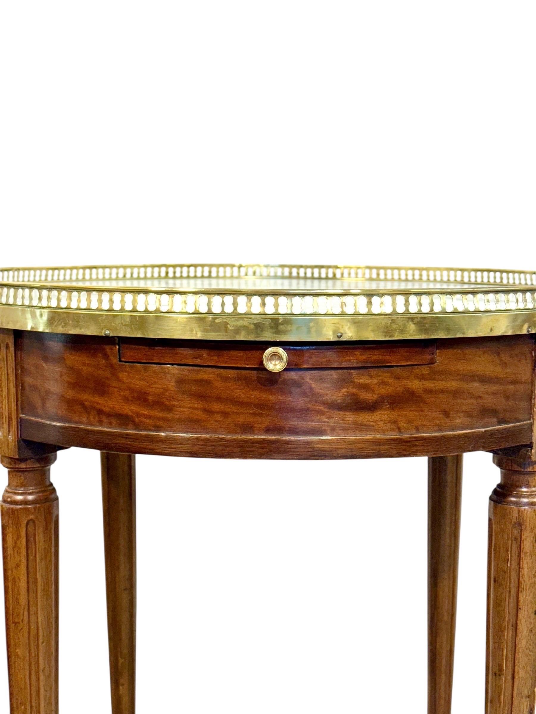 Table Bouillotte du 19ème siècle de style Louis XVI avec plateau en marbre et galerie en laiton en vente 1