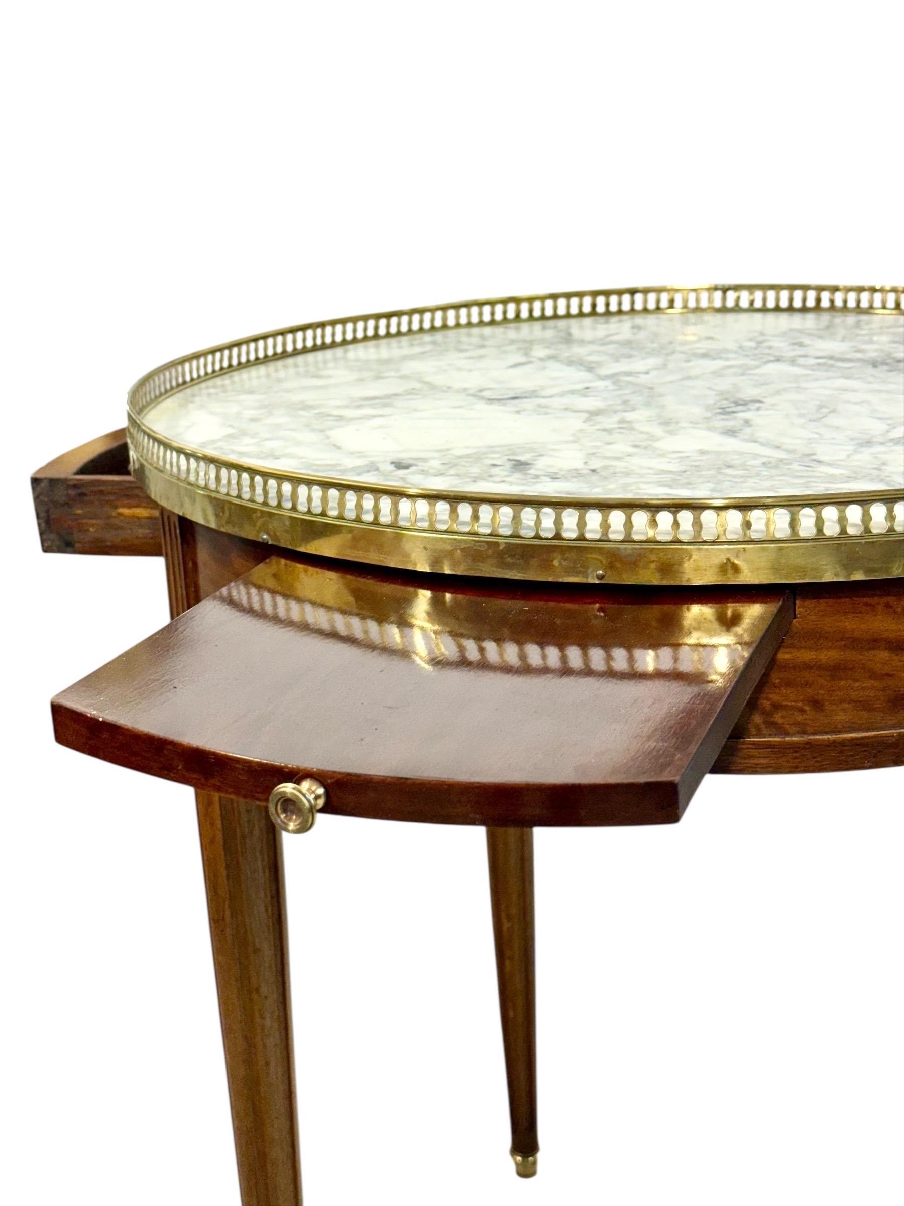 Table Bouillotte du 19ème siècle de style Louis XVI avec plateau en marbre et galerie en laiton en vente 2