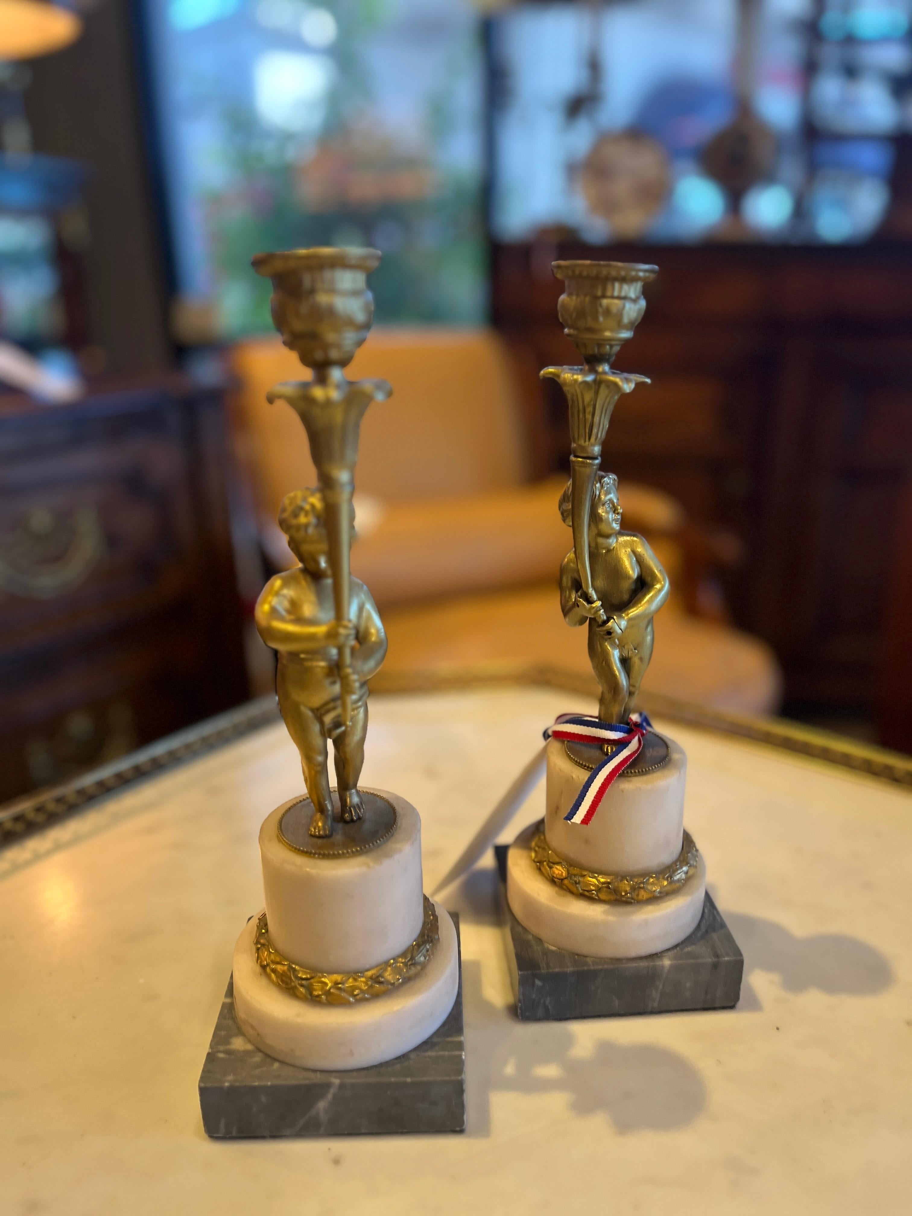 Portacandele in bronzo stile Luigi XVI del XIX secolo 
Bellissima coppia acquistata in Francia. Usura appropriata all'età, vedi foto dettagliate o scrivici per qualsiasi domanda. 