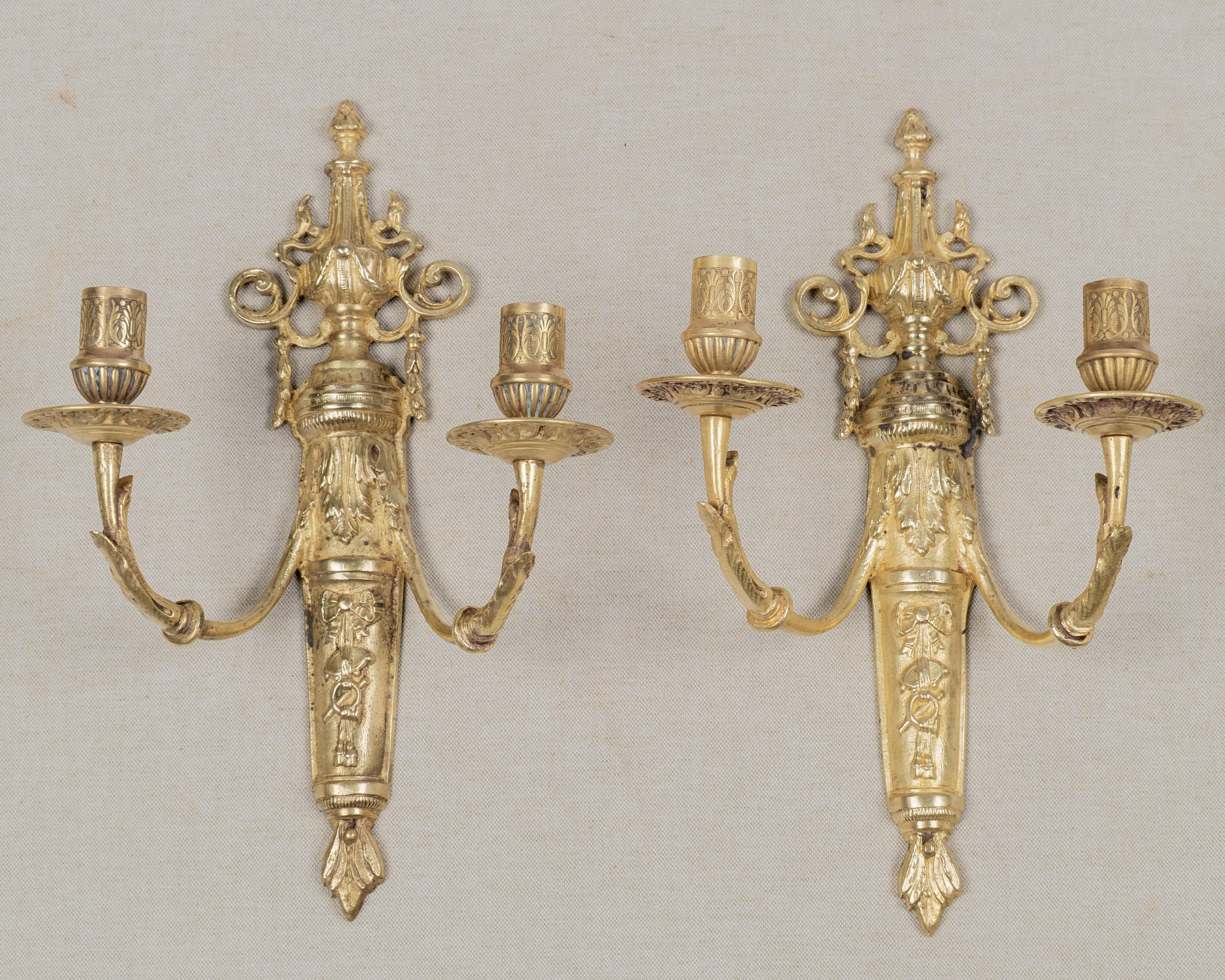 Paire d'appliques à bougie en bronze français de style Louis XVI du 19e siècle, chacune avec deux bras à volutes et des détails finement moulés. Non électrifié, peut être utilisé avec des chandeliers à piles. Vers 1850-1860.
Dimensions : 8,5 