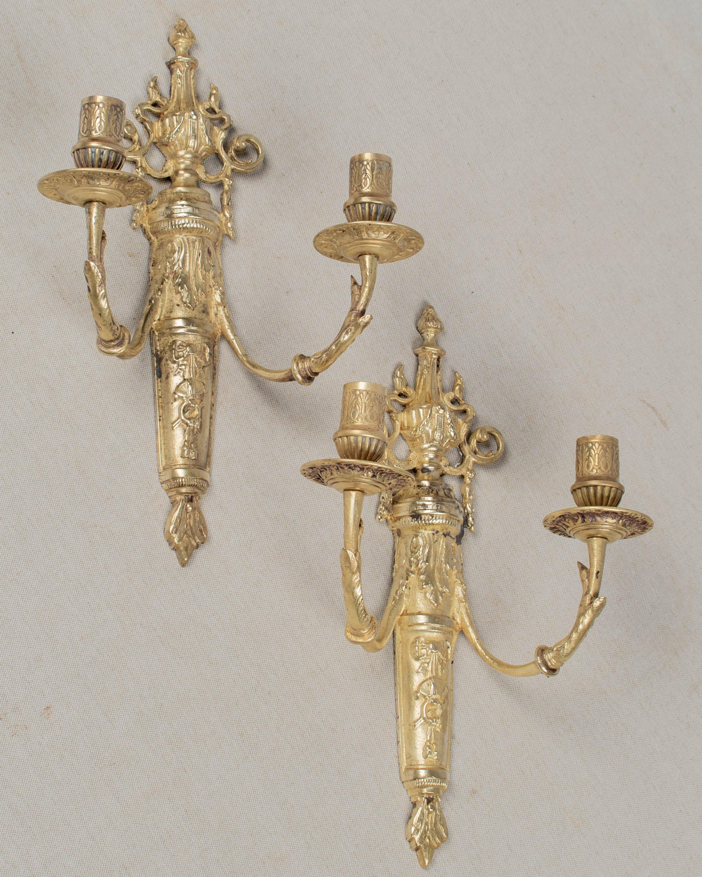 Moulage Appliques à bougie en bronze de style Louis XVI du XIXe siècle en vente