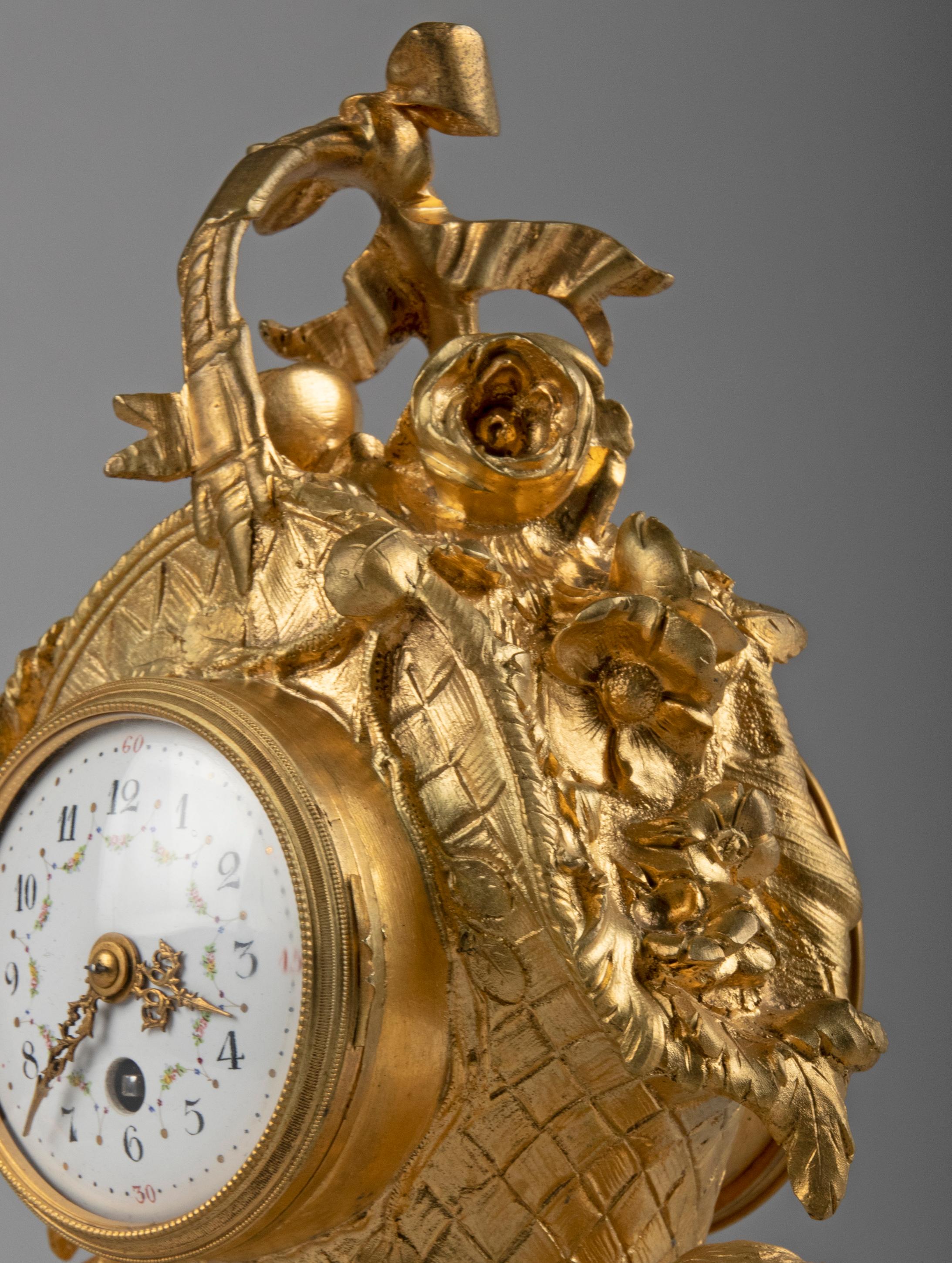 Garniture d'horloge de style Louis XVI du 19ème siècle en bronze doré en vente 4