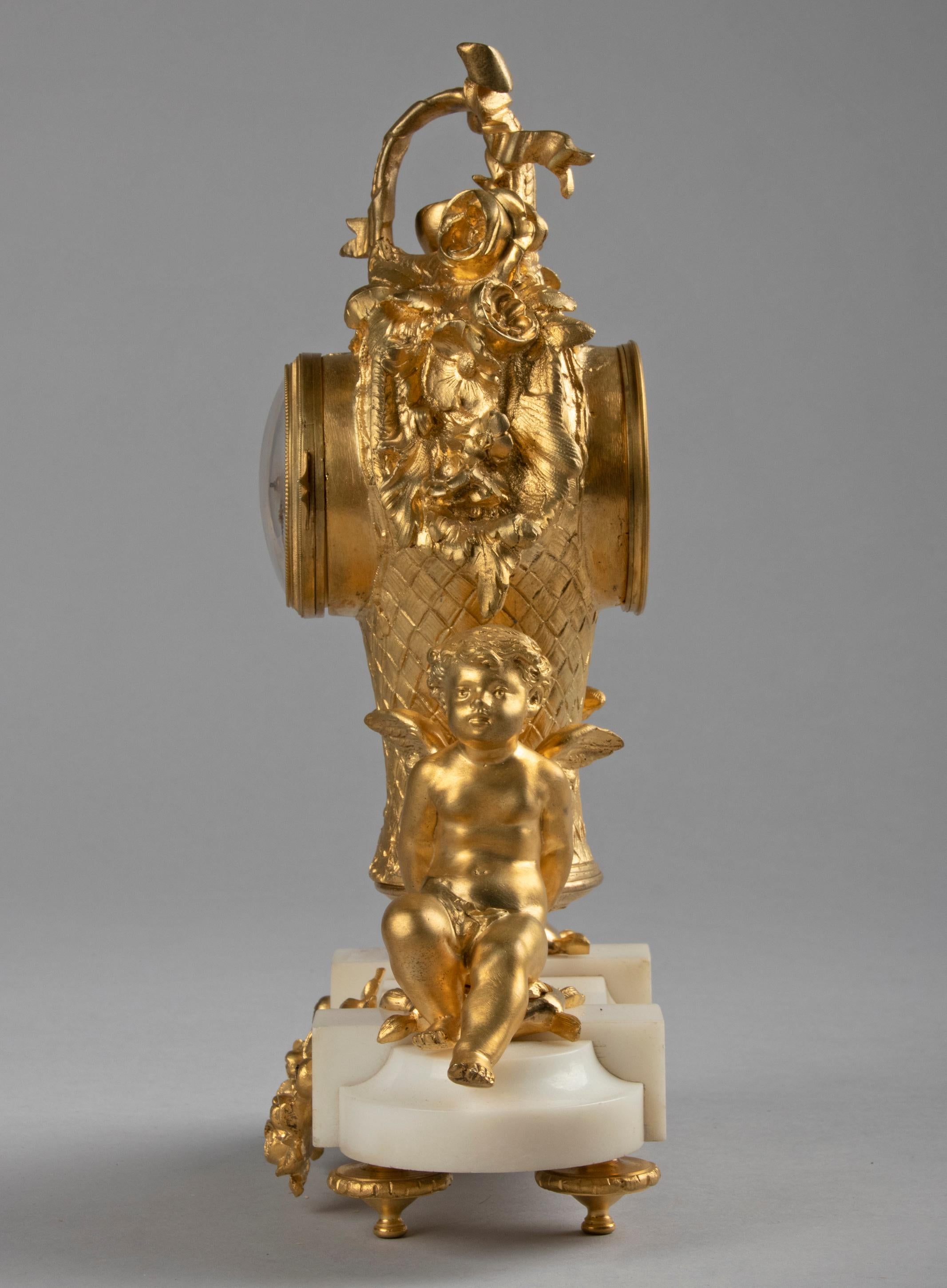 Garniture d'horloge de style Louis XVI du 19ème siècle en bronze doré en vente 5
