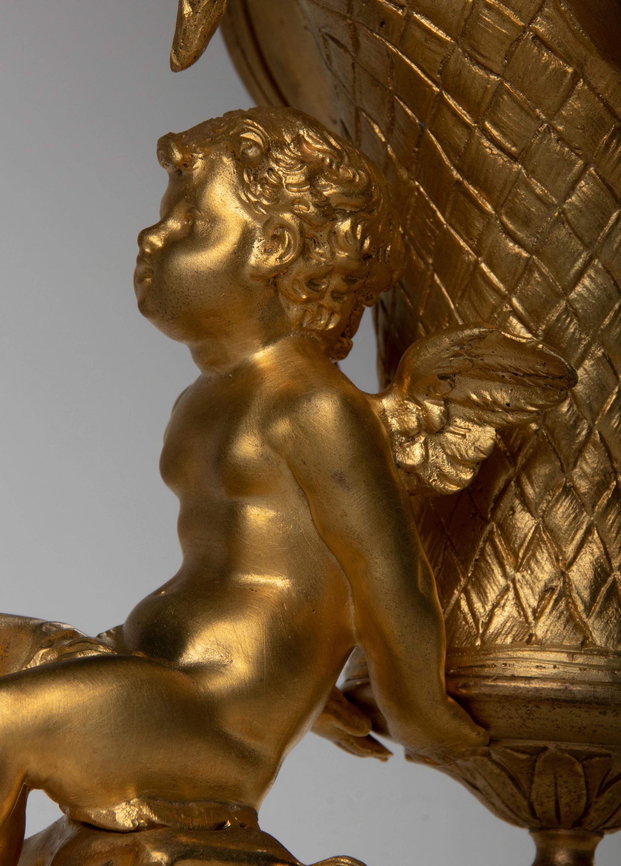 19. Jahrhundert Louis XVI Stil Bronze Ormolu Mantel Uhr Garnitur im Angebot 7