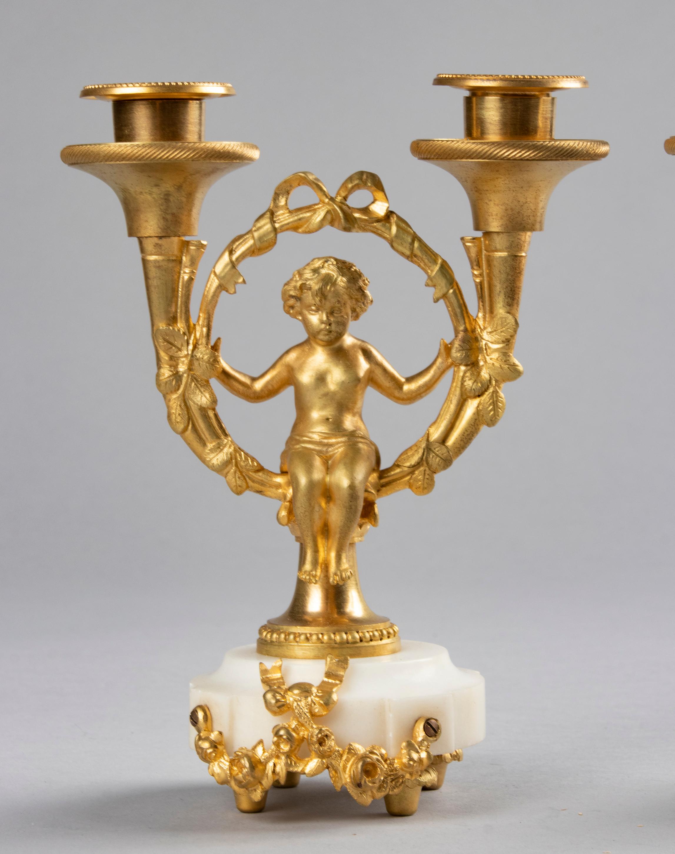 Garniture d'horloge de style Louis XVI du 19ème siècle en bronze doré en vente 12