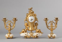 Garniture d'horloge de style Louis XVI du 19ème siècle en bronze doré