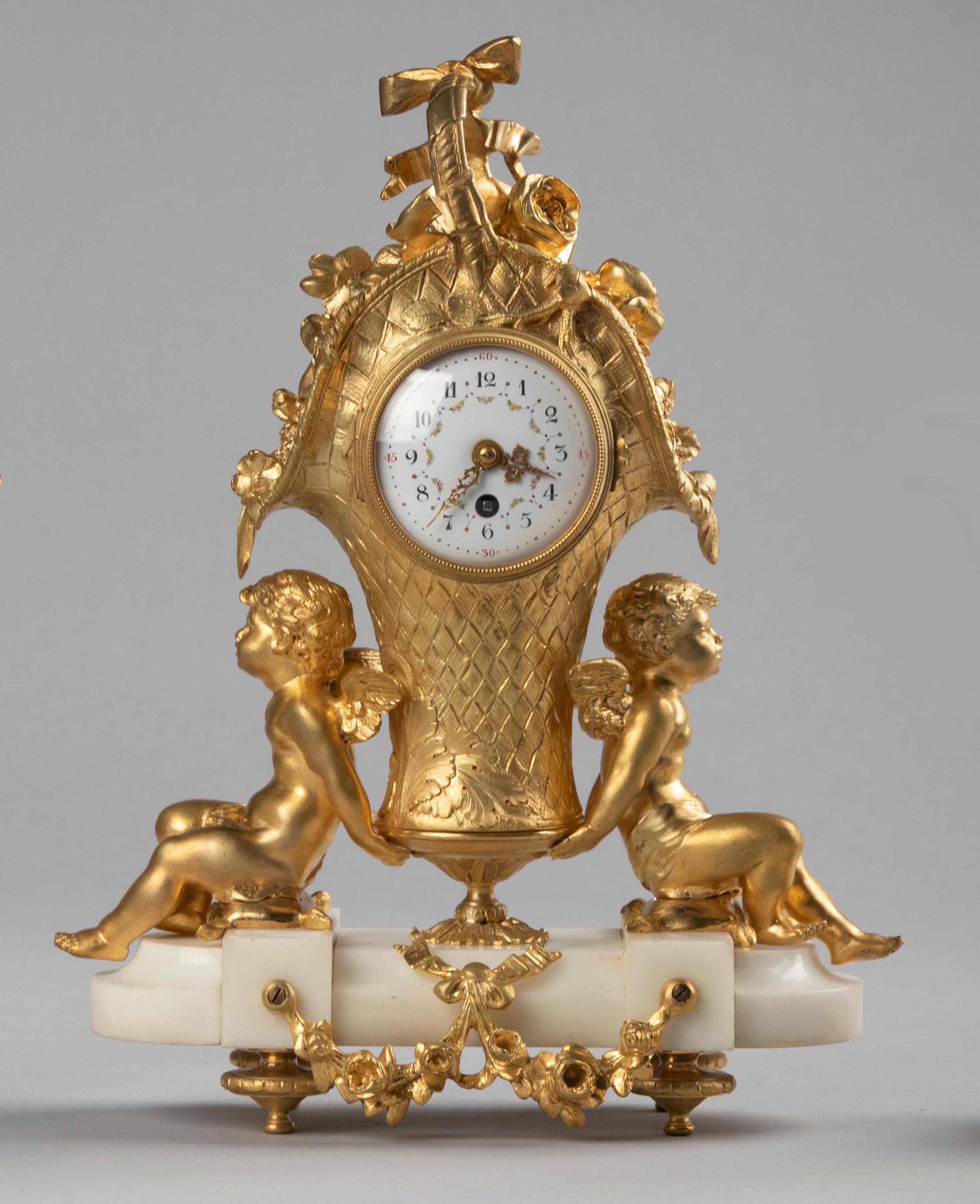 19. Jahrhundert Louis XVI Stil Bronze Ormolu Mantel Uhr Garnitur (Louis XVI.) im Angebot