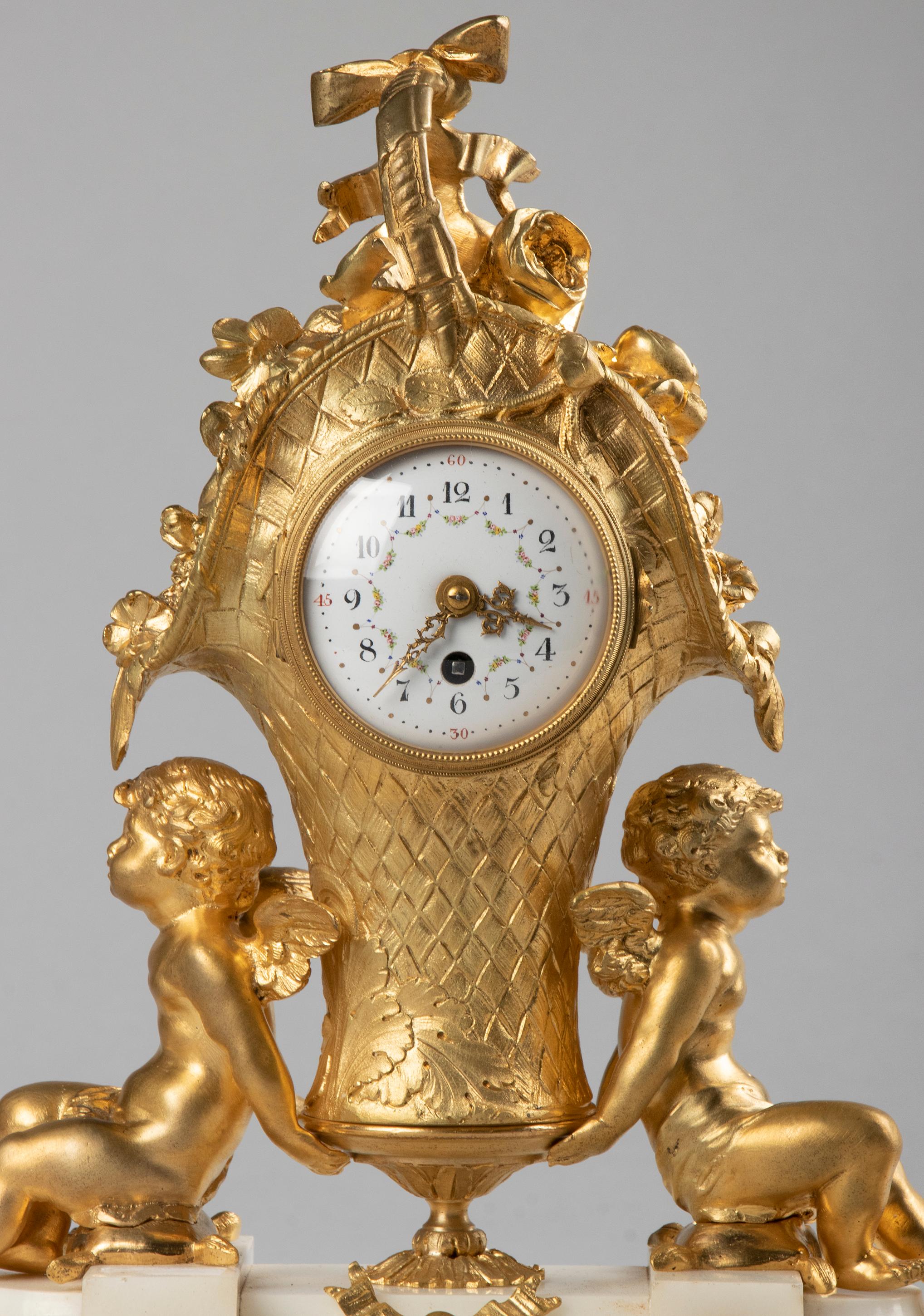 Garniture d'horloge de style Louis XVI du 19ème siècle en bronze doré Bon état - En vente à Casteren, Noord-Brabant
