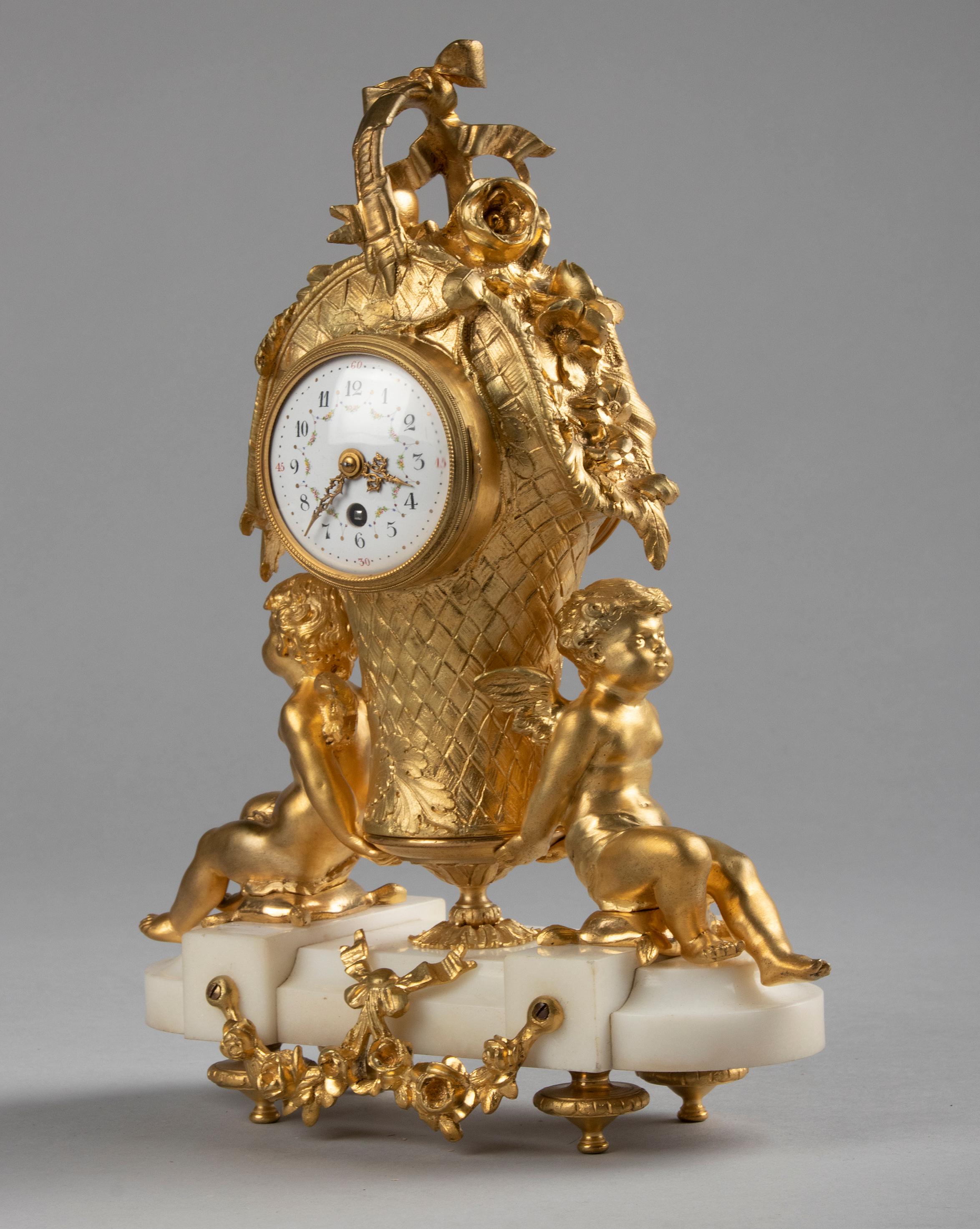 Marbre de Carrare Garniture d'horloge de style Louis XVI du 19ème siècle en bronze doré en vente