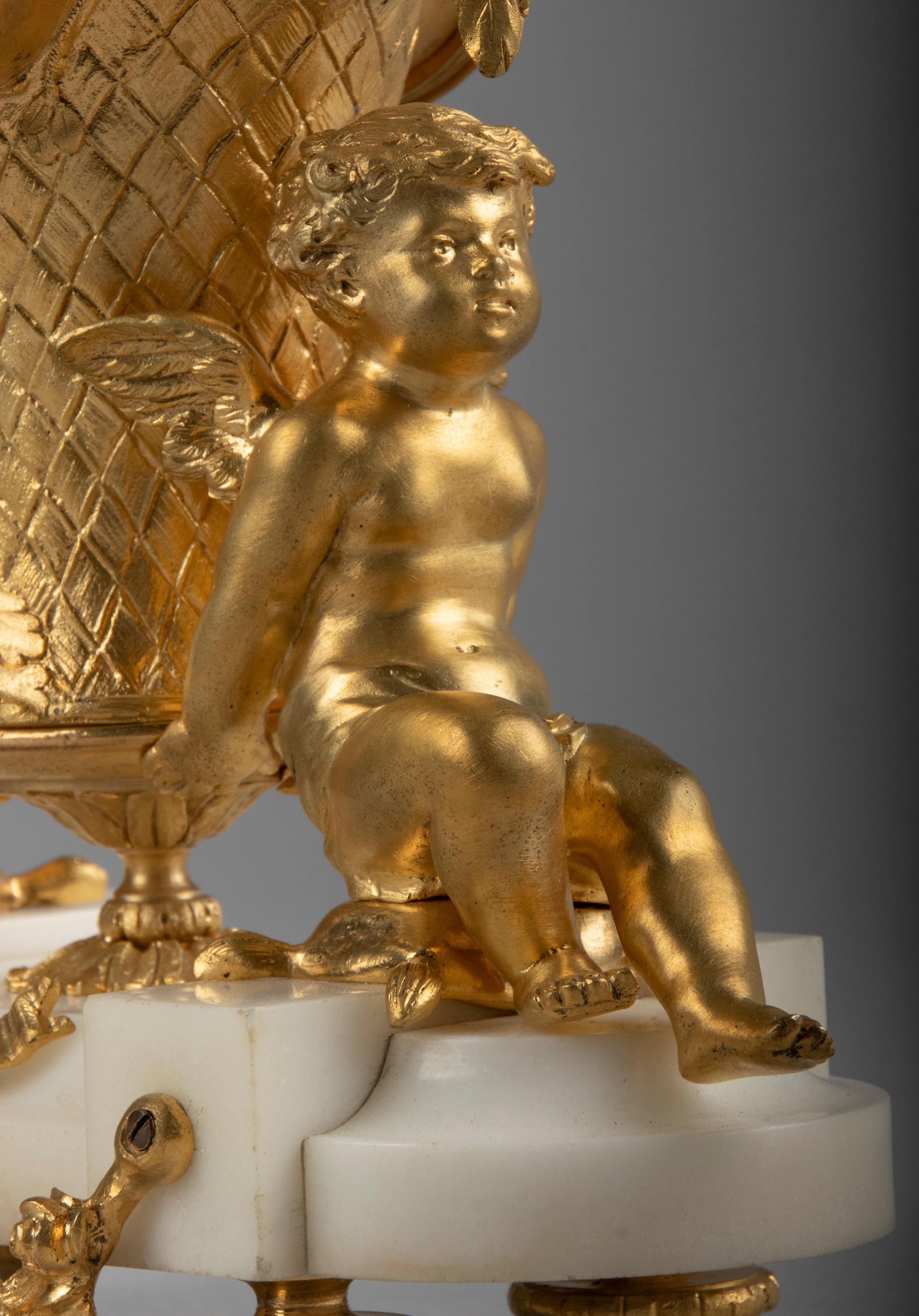 19. Jahrhundert Louis XVI Stil Bronze Ormolu Mantel Uhr Garnitur (Carrara-Marmor) im Angebot