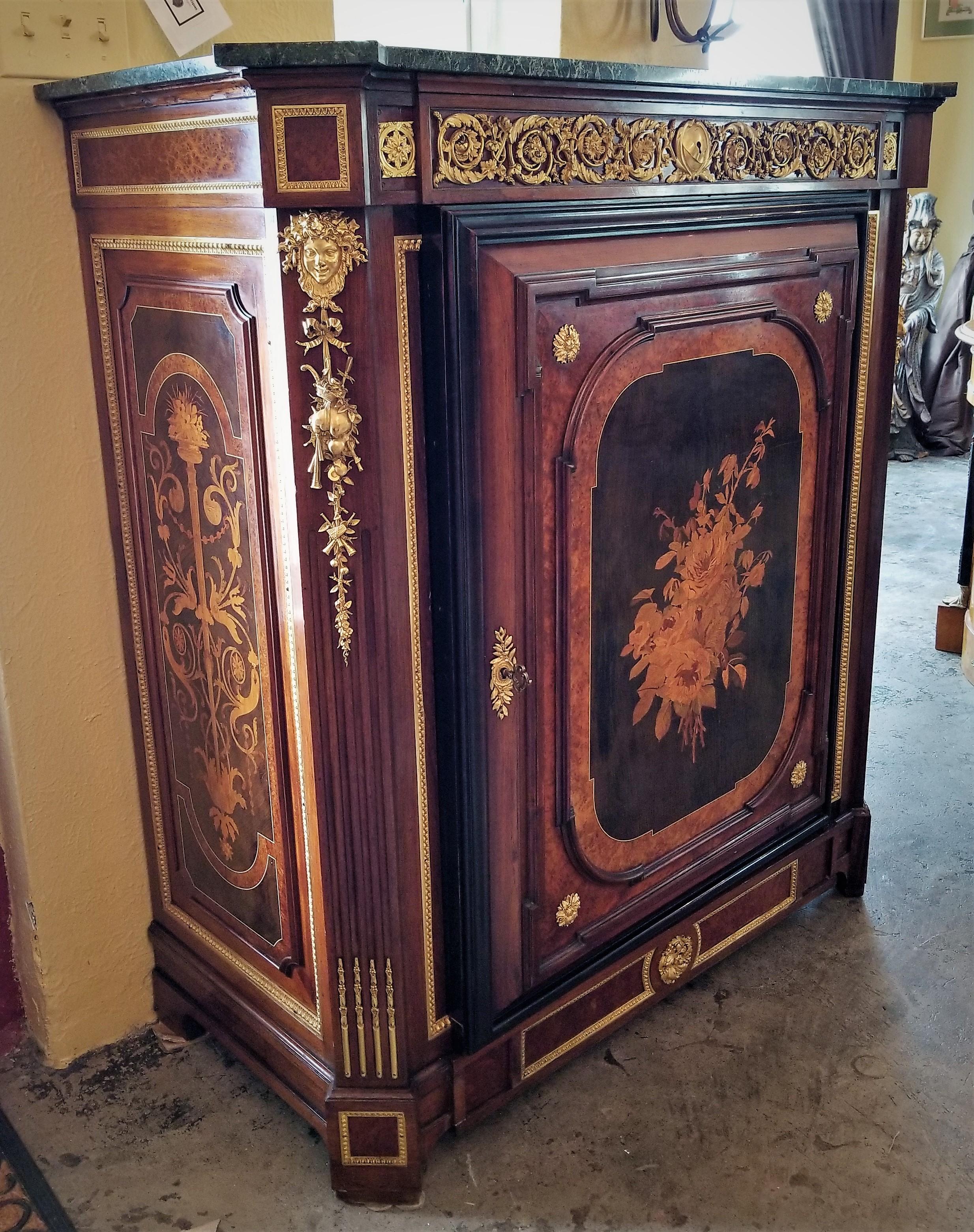 Armoire de style Louis XVI du 19ème siècle à la manière de Grohe Frères en vente 4