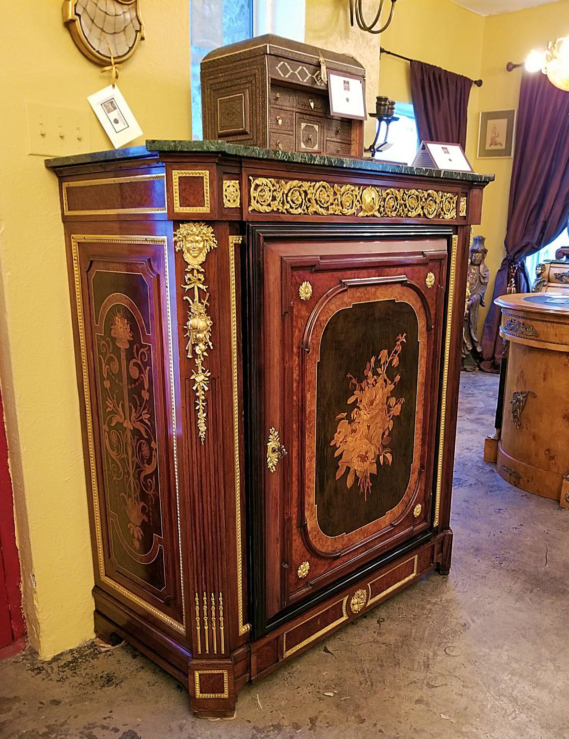 Armoire de style Louis XVI du 19ème siècle à la manière de Grohe Frères en vente 5