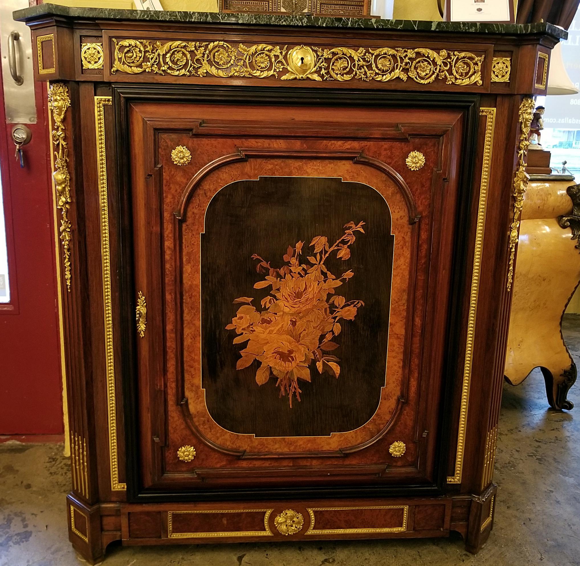 Armoire de style Louis XVI du 19ème siècle à la manière de Grohe Frères en vente 10
