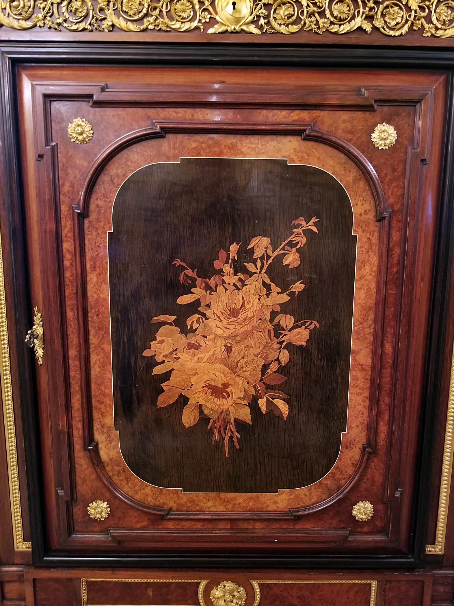 Armoire de style Louis XVI du 19ème siècle à la manière de Grohe Frères en vente 11