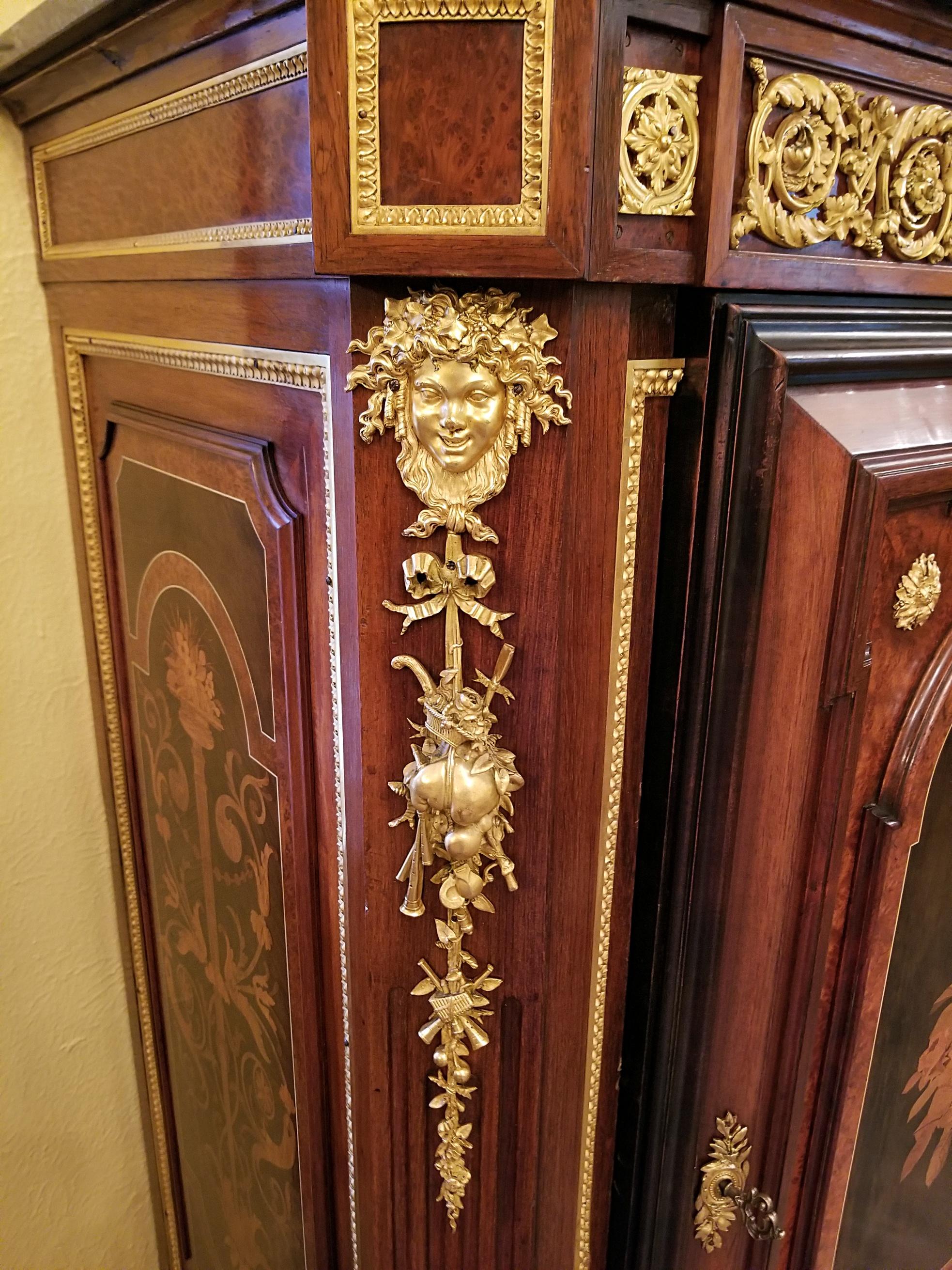 Armoire de style Louis XVI du 19ème siècle à la manière de Grohe Frères en vente 12