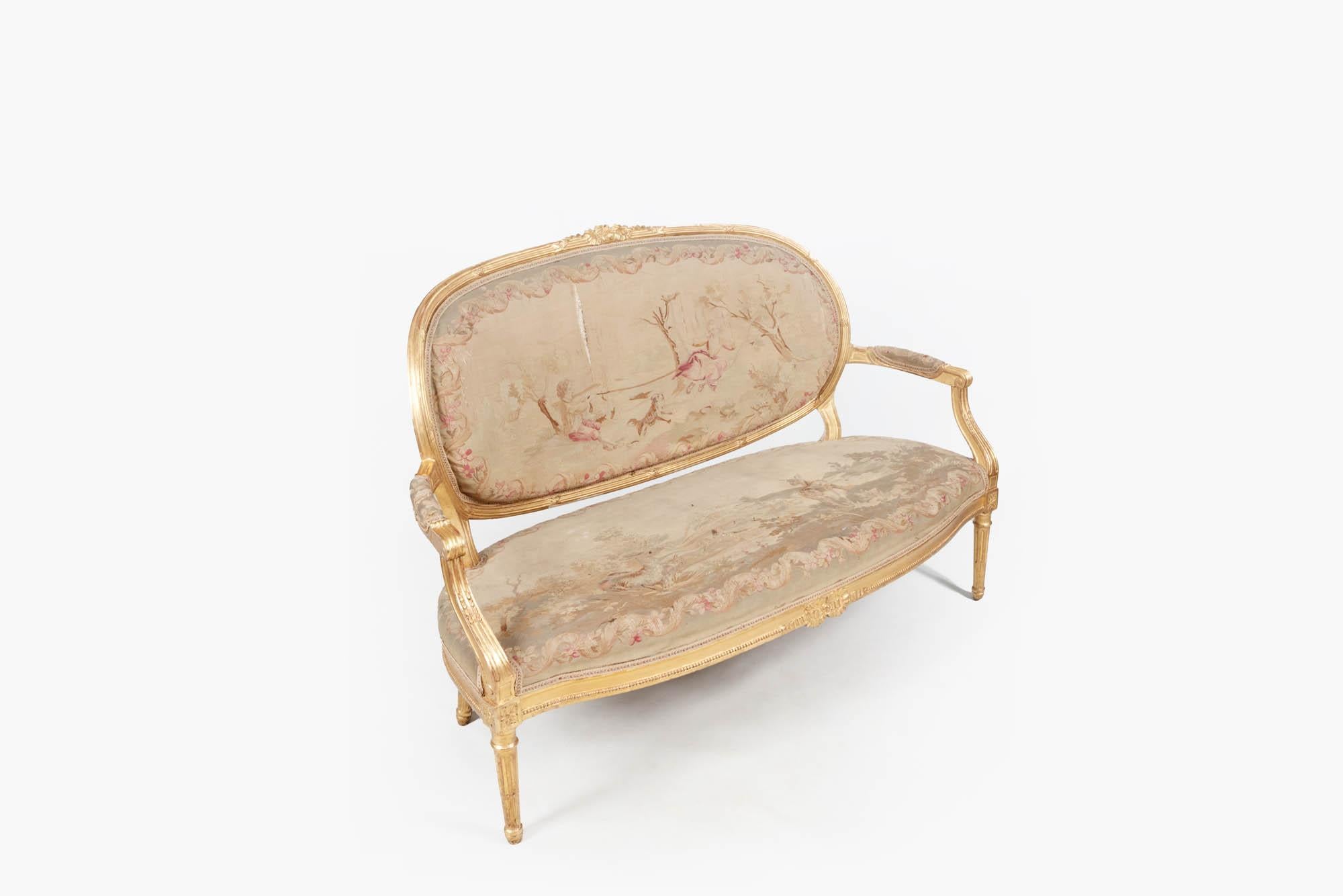 Doré Suite de salon à cinq pièces sculptées et dorées de style Louis XVI, 19e siècle en vente