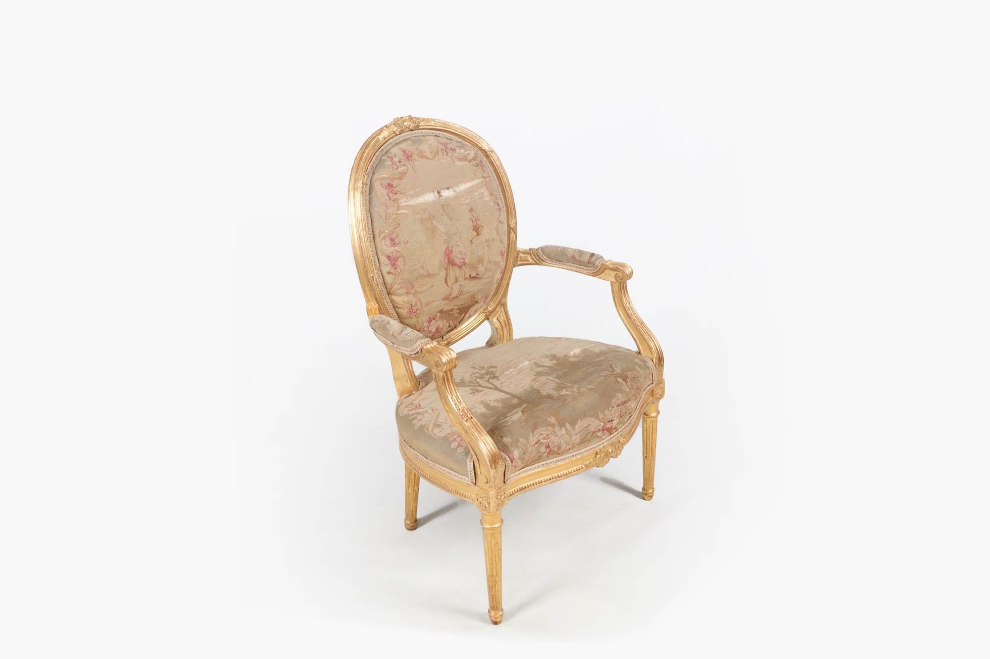 Suite de salon à cinq pièces sculptées et dorées de style Louis XVI, 19e siècle en vente 1