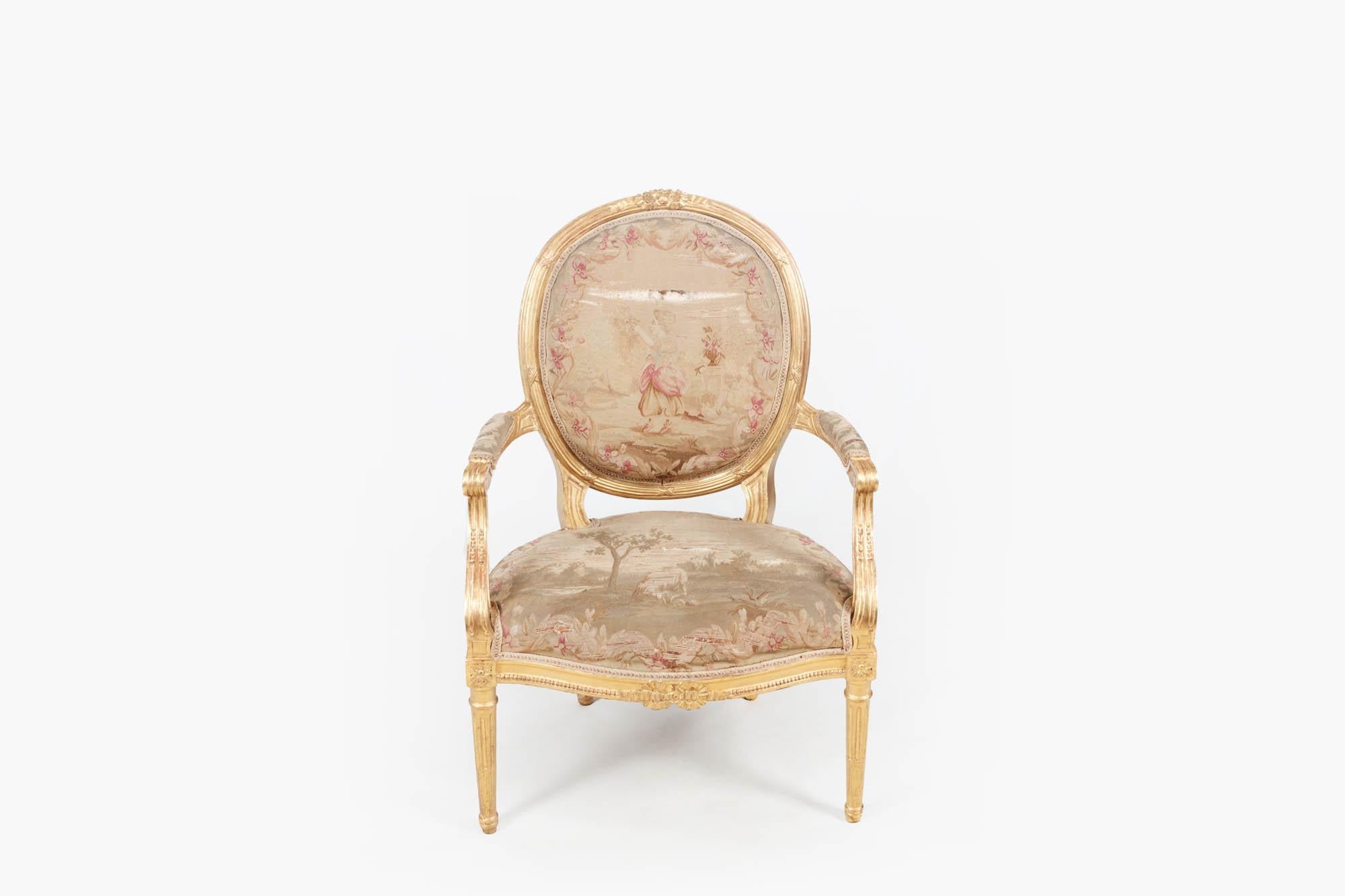 Suite de salon à cinq pièces sculptées et dorées de style Louis XVI, 19e siècle en vente 2