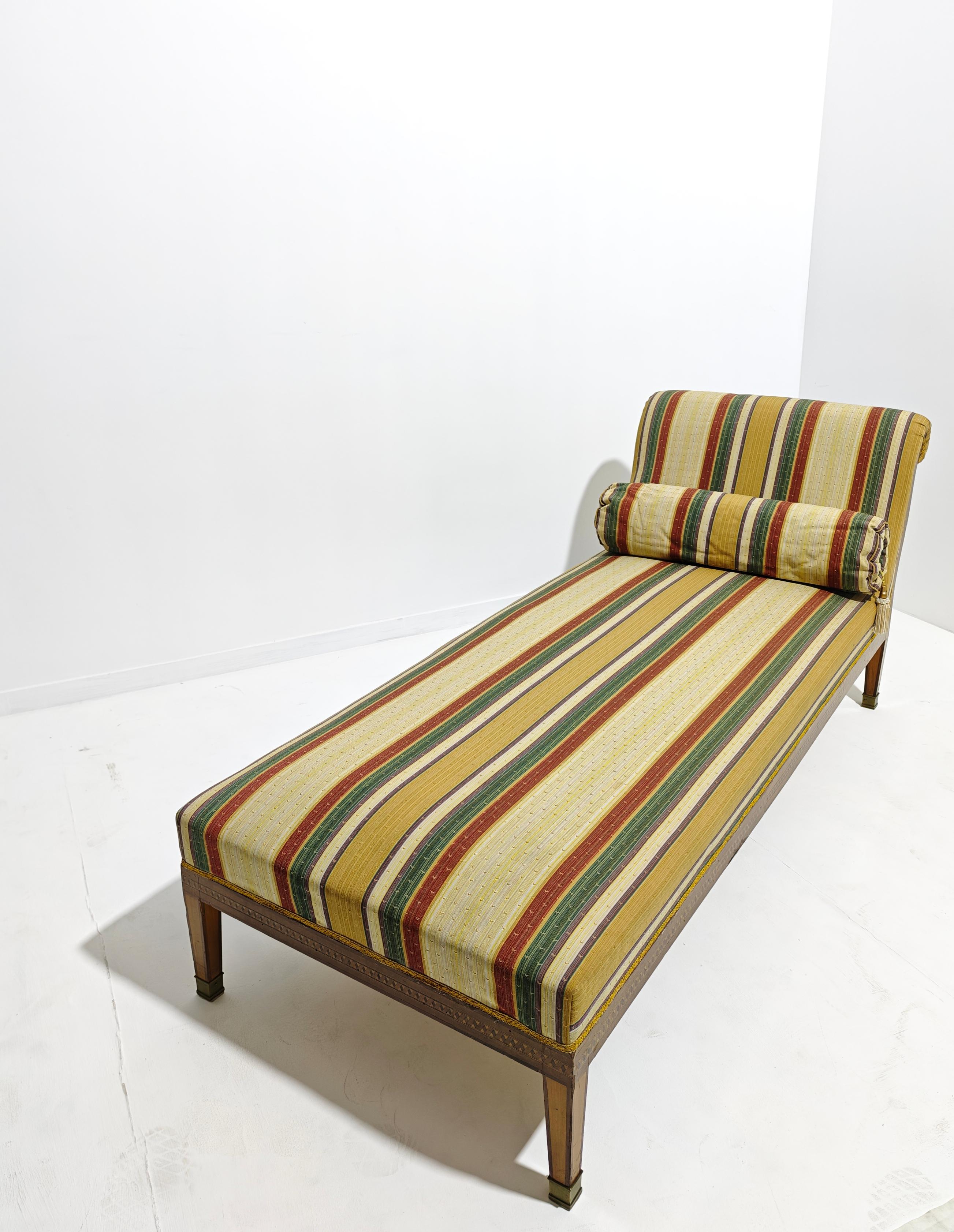 xIX secolo  Chaise longue in stile Luigi XVI in legno con intarsi in legno di bosso in vendita 7