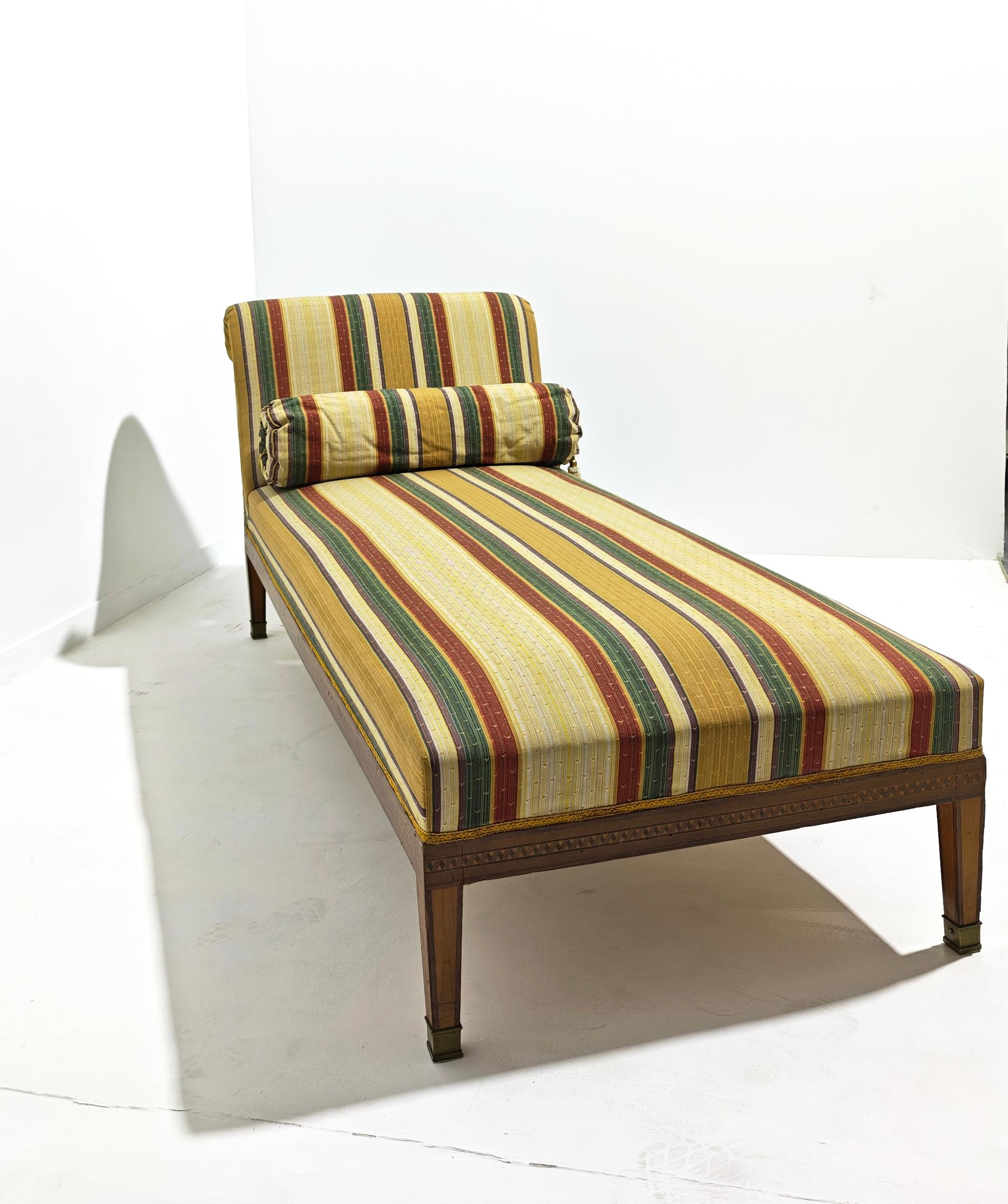 xIX secolo  Chaise longue in stile Luigi XVI in legno con intarsi in legno di bosso in vendita 4