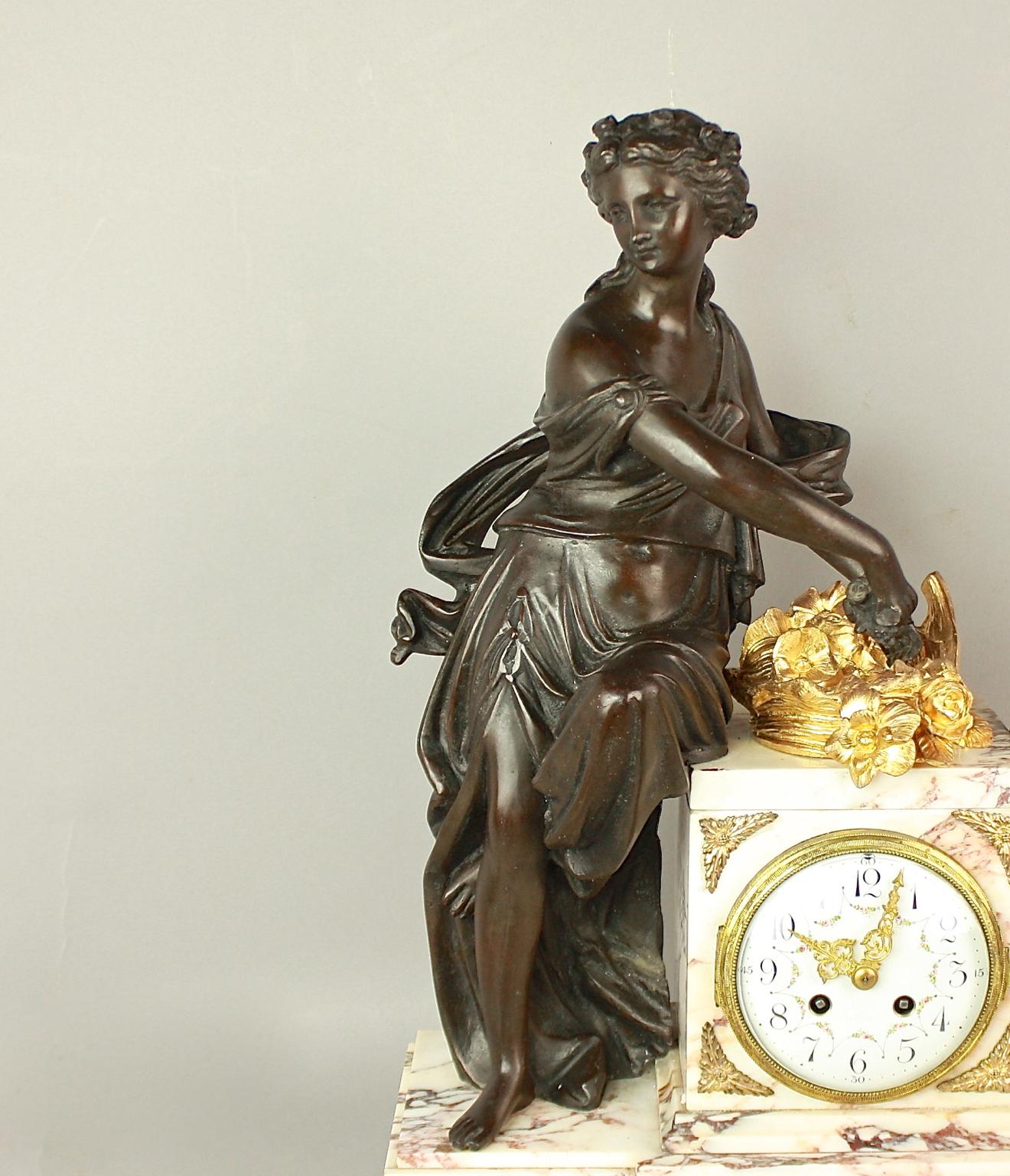 Français Garniture d'horloge de style Louis XVI du 19ème siècle en vente