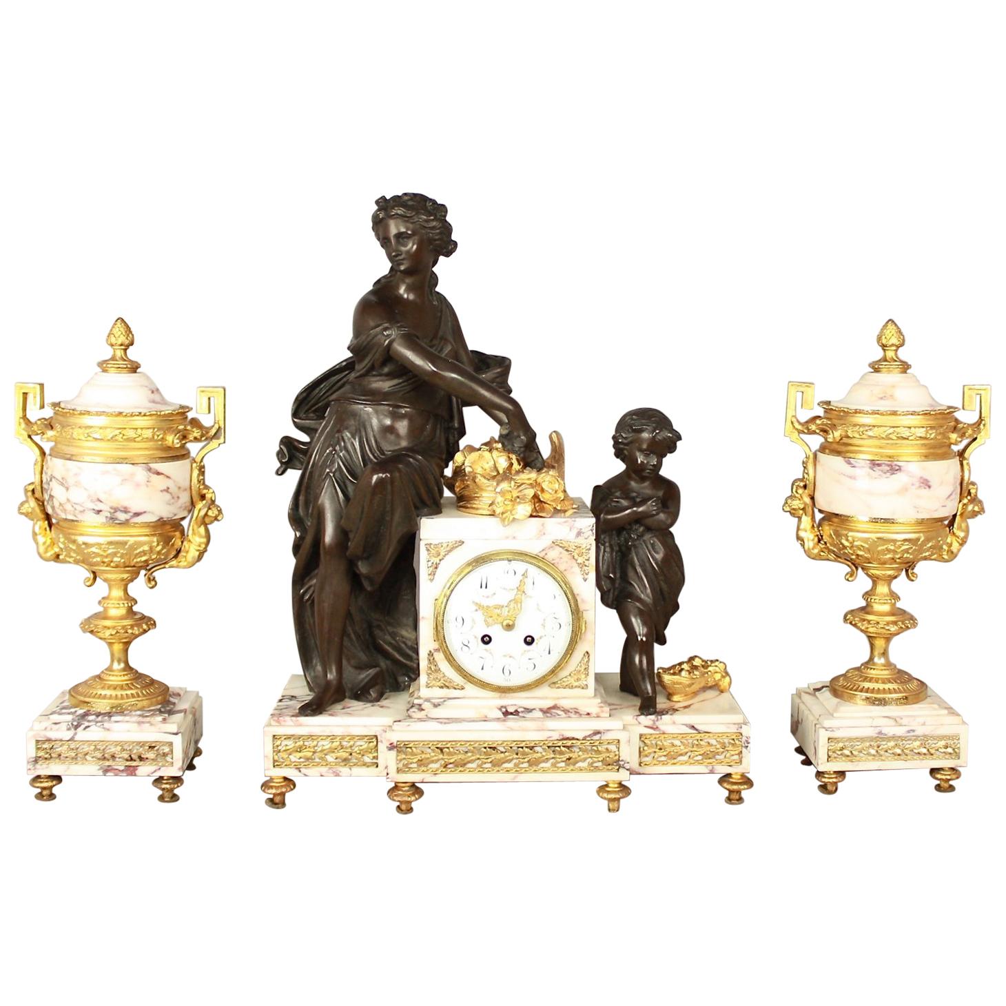 Garniture d'horloge de style Louis XVI du 19ème siècle en vente