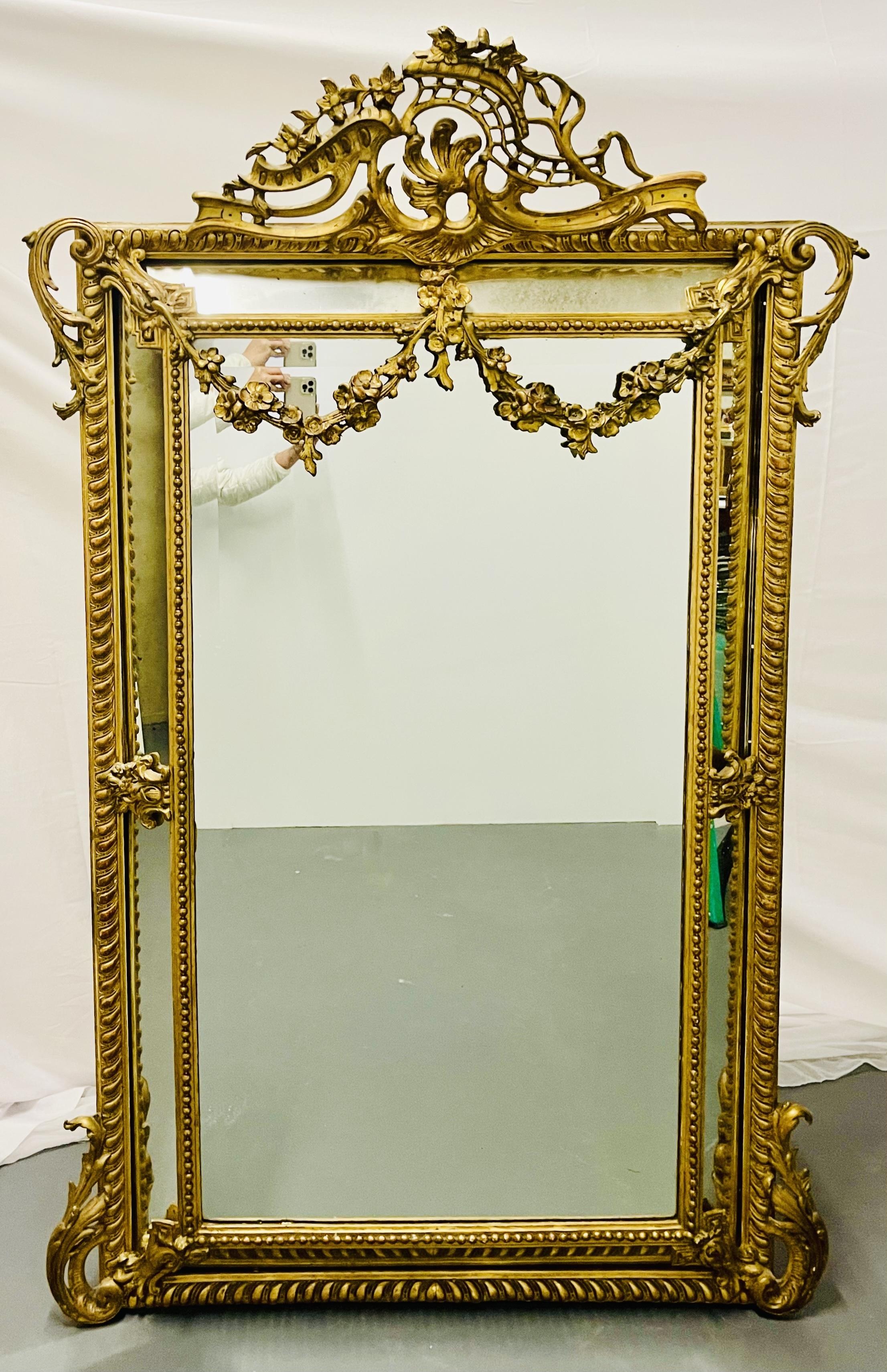 Miroir de style Louis XVI, 19e siècle, en console ou mural. Ce miroir à miroir inversé est tout simplement étonnant avec ses sculptures percées autour d'un double cadre en bois doré. Le panneau de miroir central épuré est flanqué de panneaux de