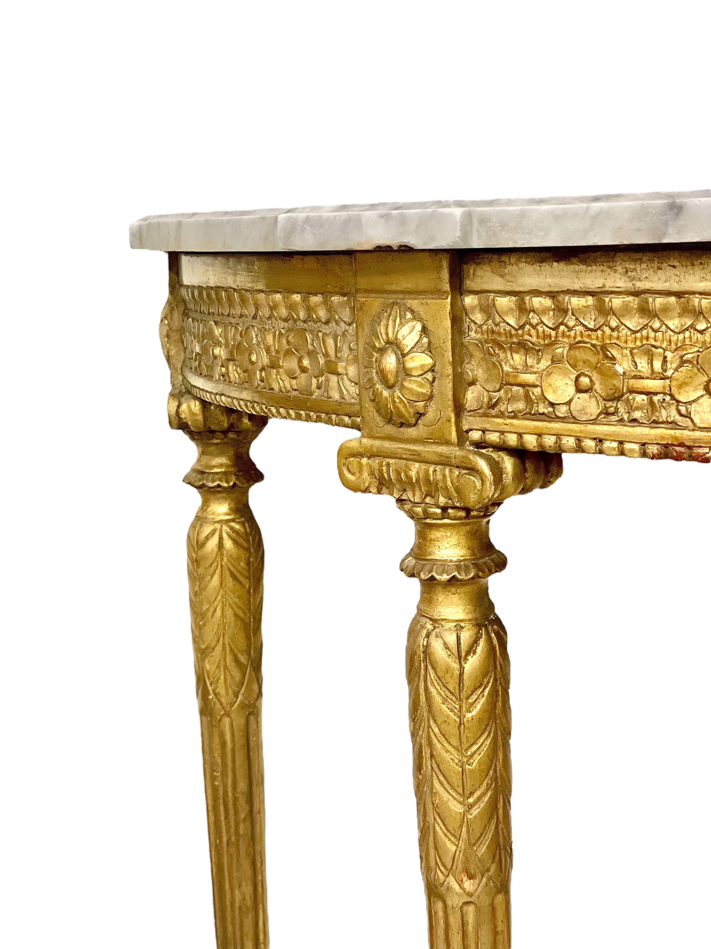 Console en bois doré Demi Lune de style Louis XVI du 19ème siècle en vente 1