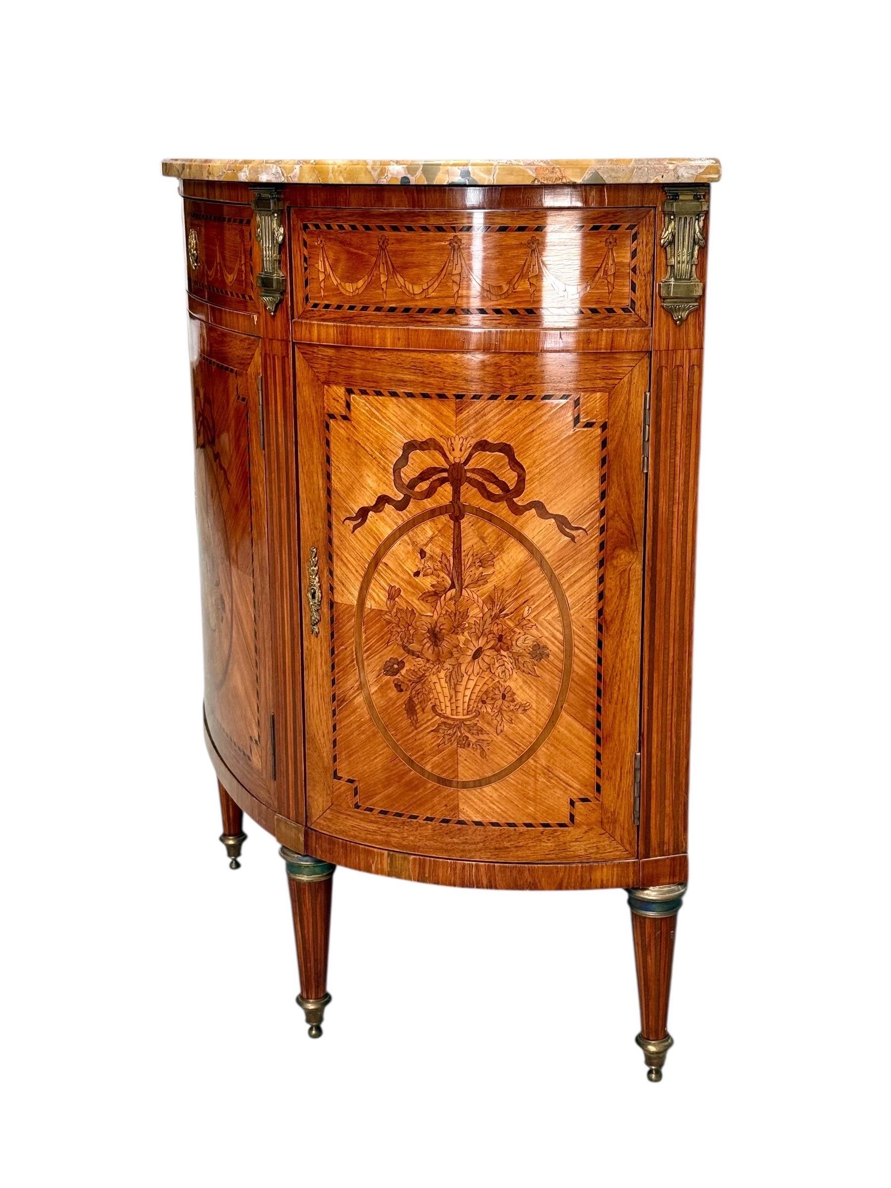 Cómoda demiluna estilo Luis XVI del siglo XIX con tapa de mármol en venta 6