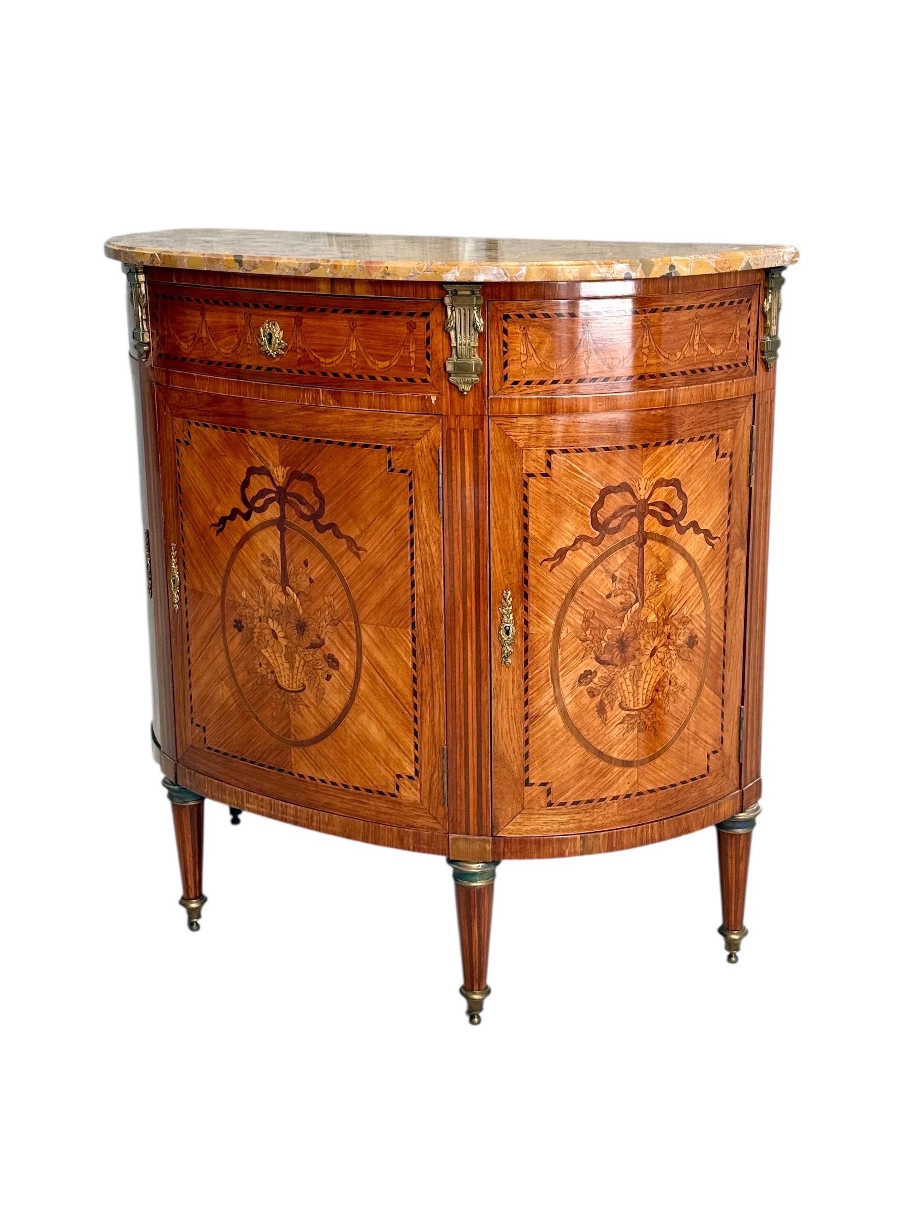 Cómoda demiluna estilo Luis XVI del siglo XIX con tapa de mármol en venta 8