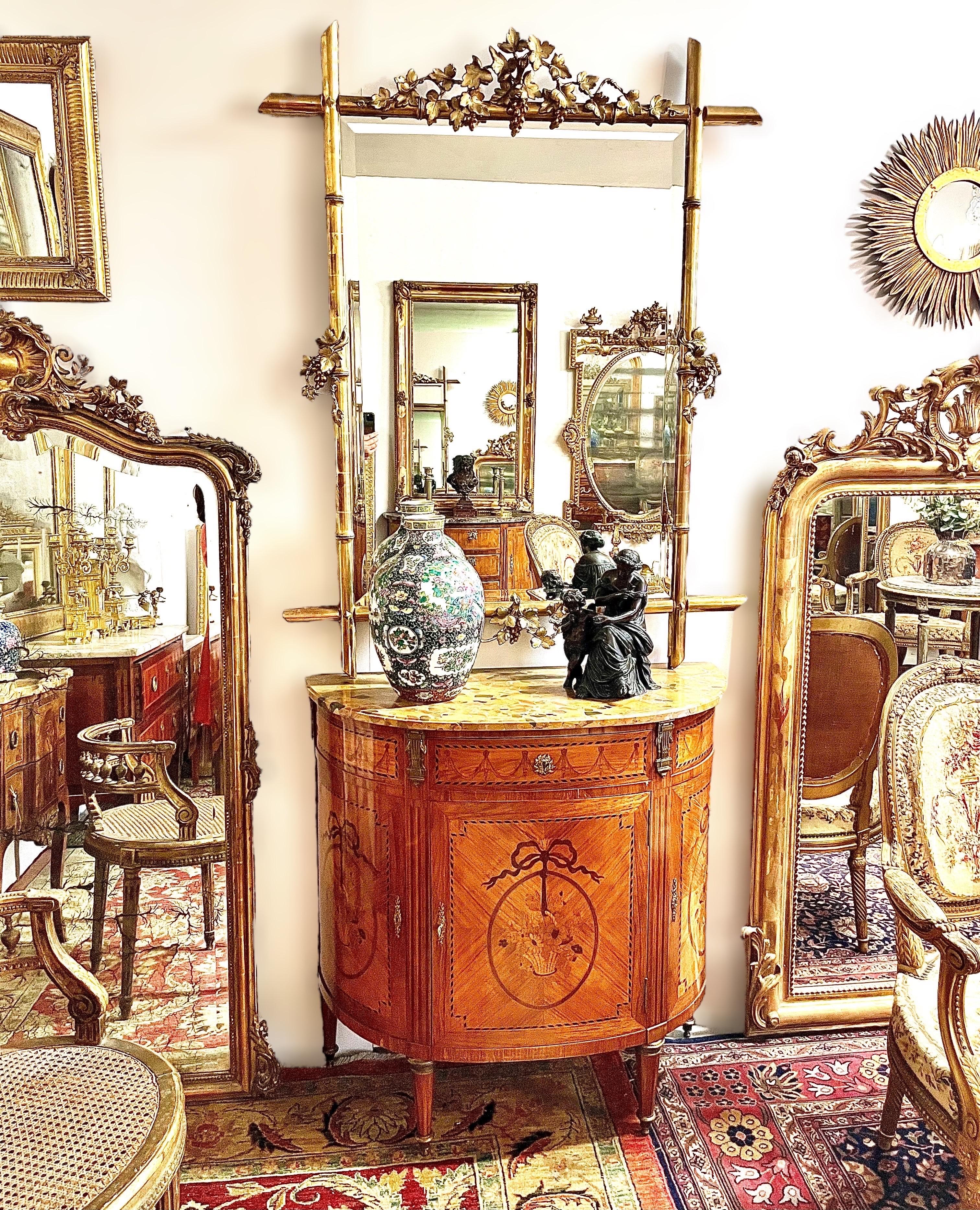 Cómoda demiluna estilo Luis XVI del siglo XIX con tapa de mármol en venta 9
